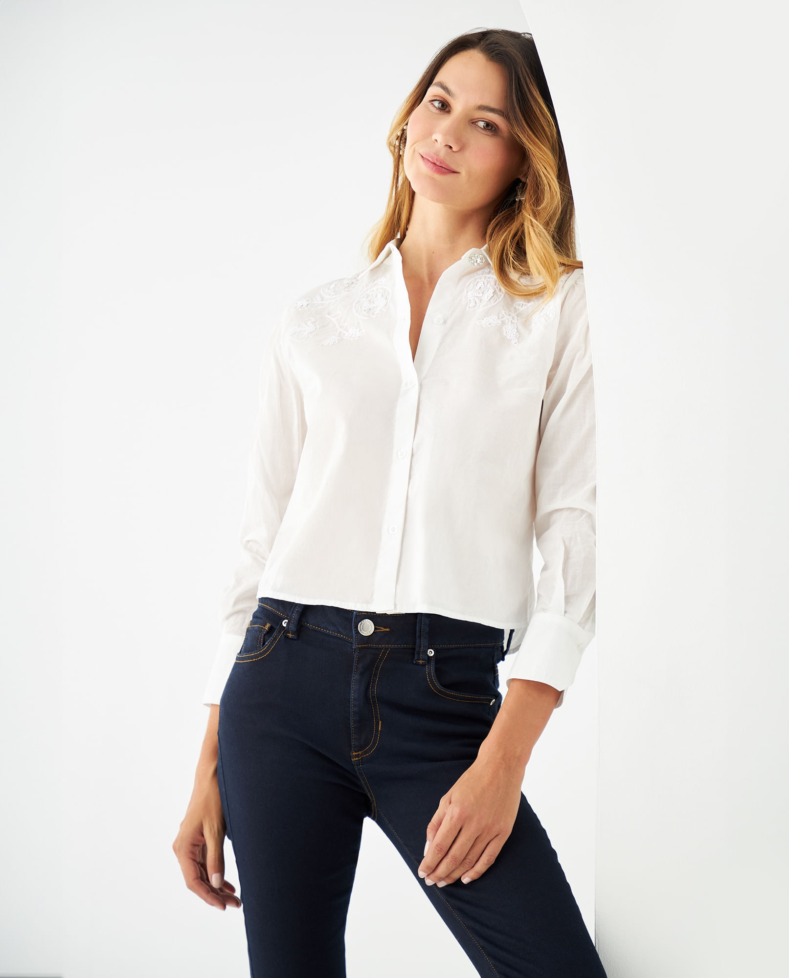 Camisa con botón decorativo para mujer