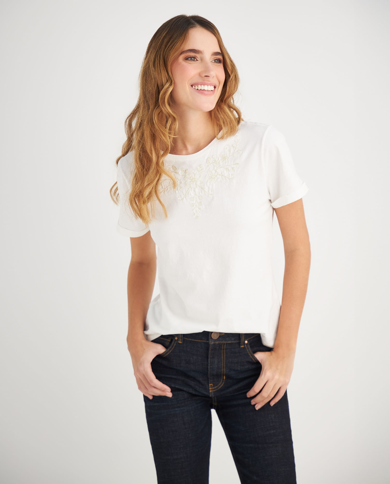Camiseta con diseño bordado en frente para mujer