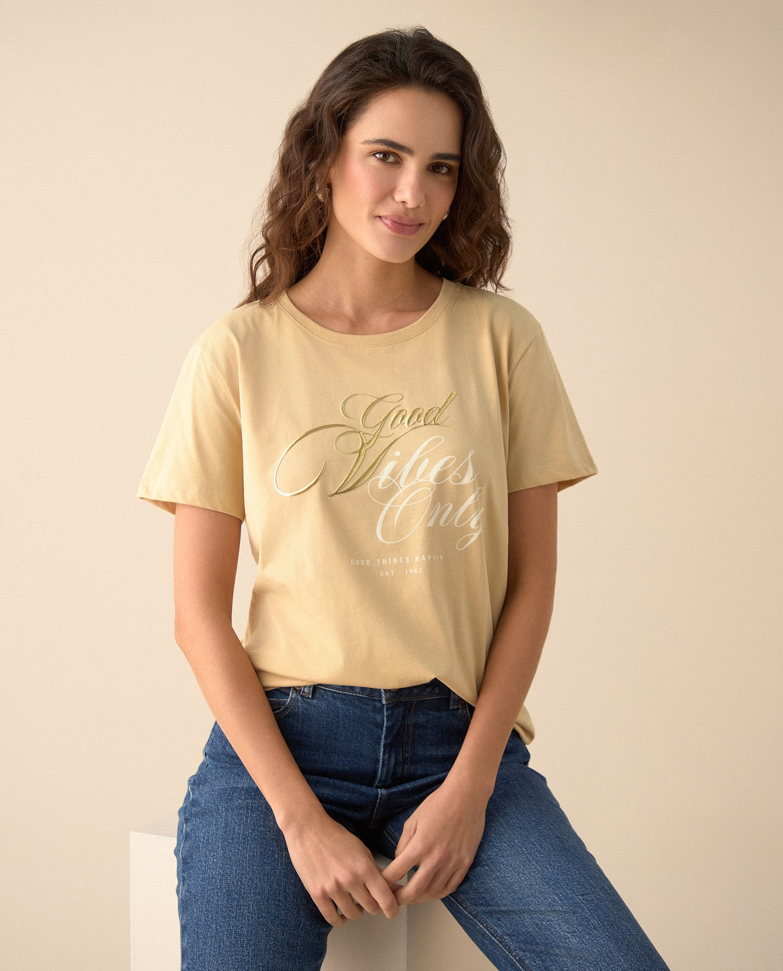 Camiseta con estampado en relieve para mujer
