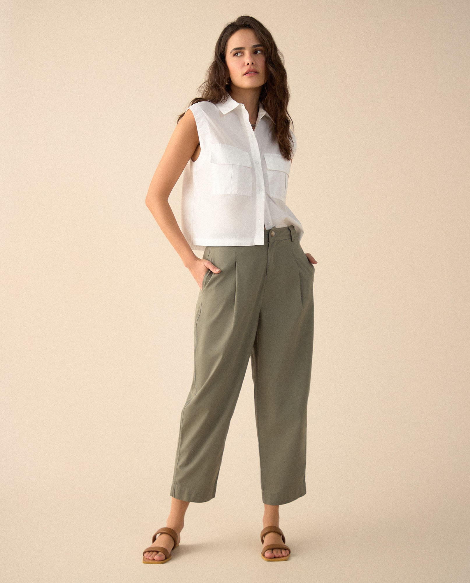 Pantalón clásico con bolsillos de ribete para mujer