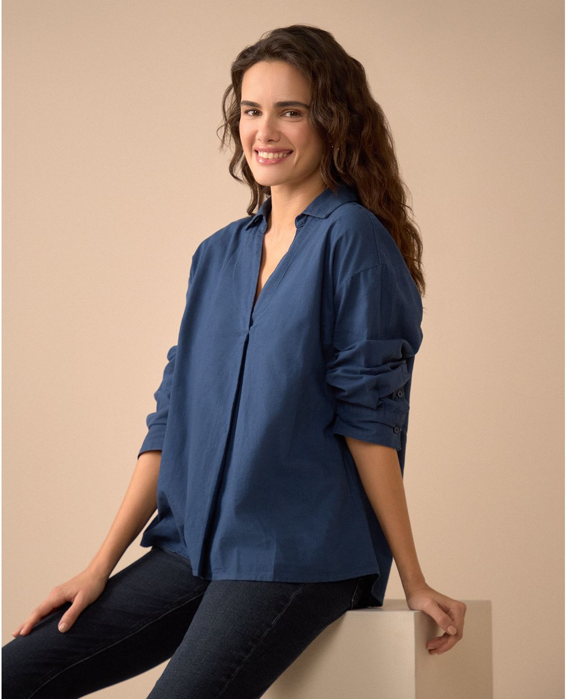 Camisa clásica con escote en V para mujer