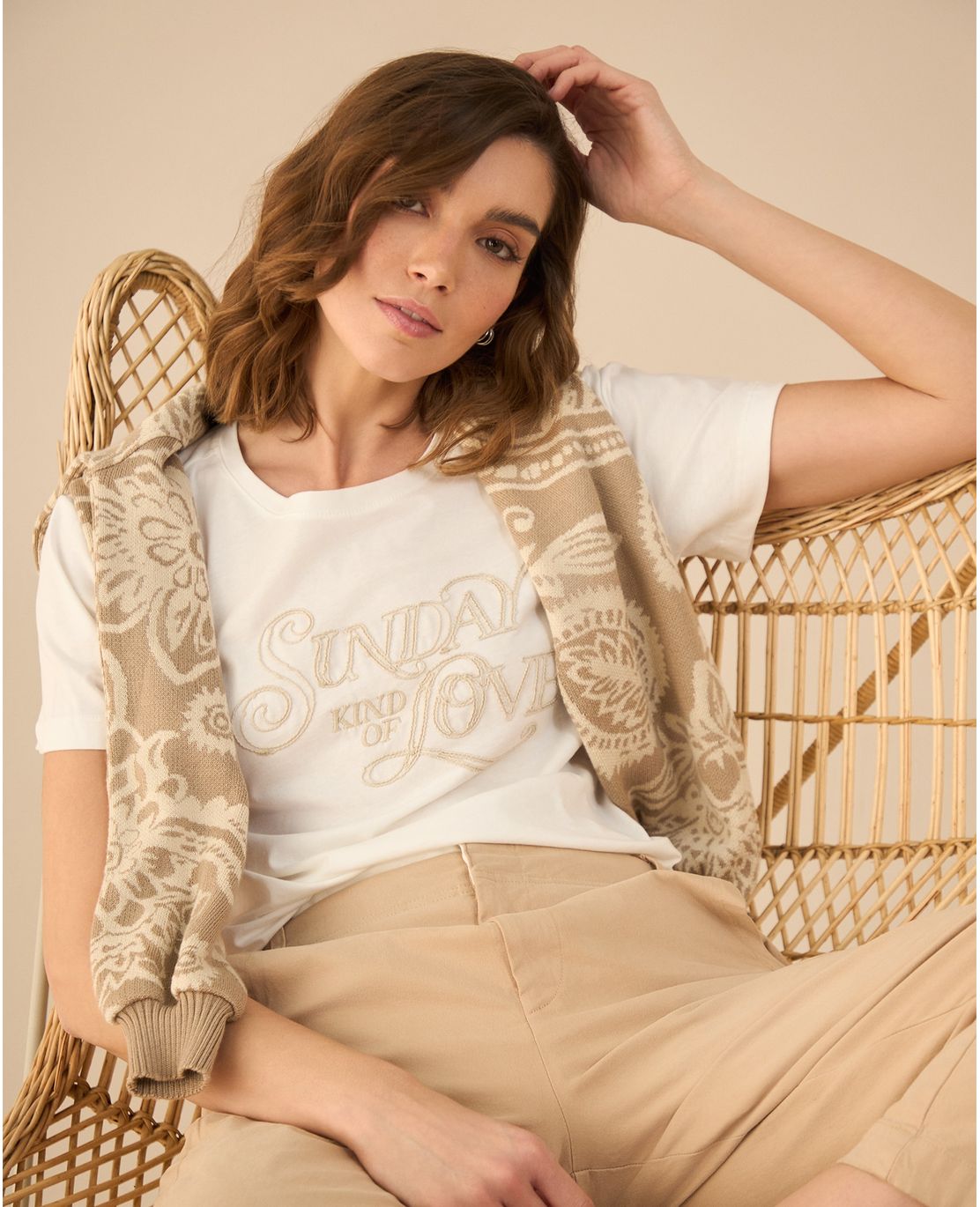 Camiseta con detalle bordado en frente para mujer