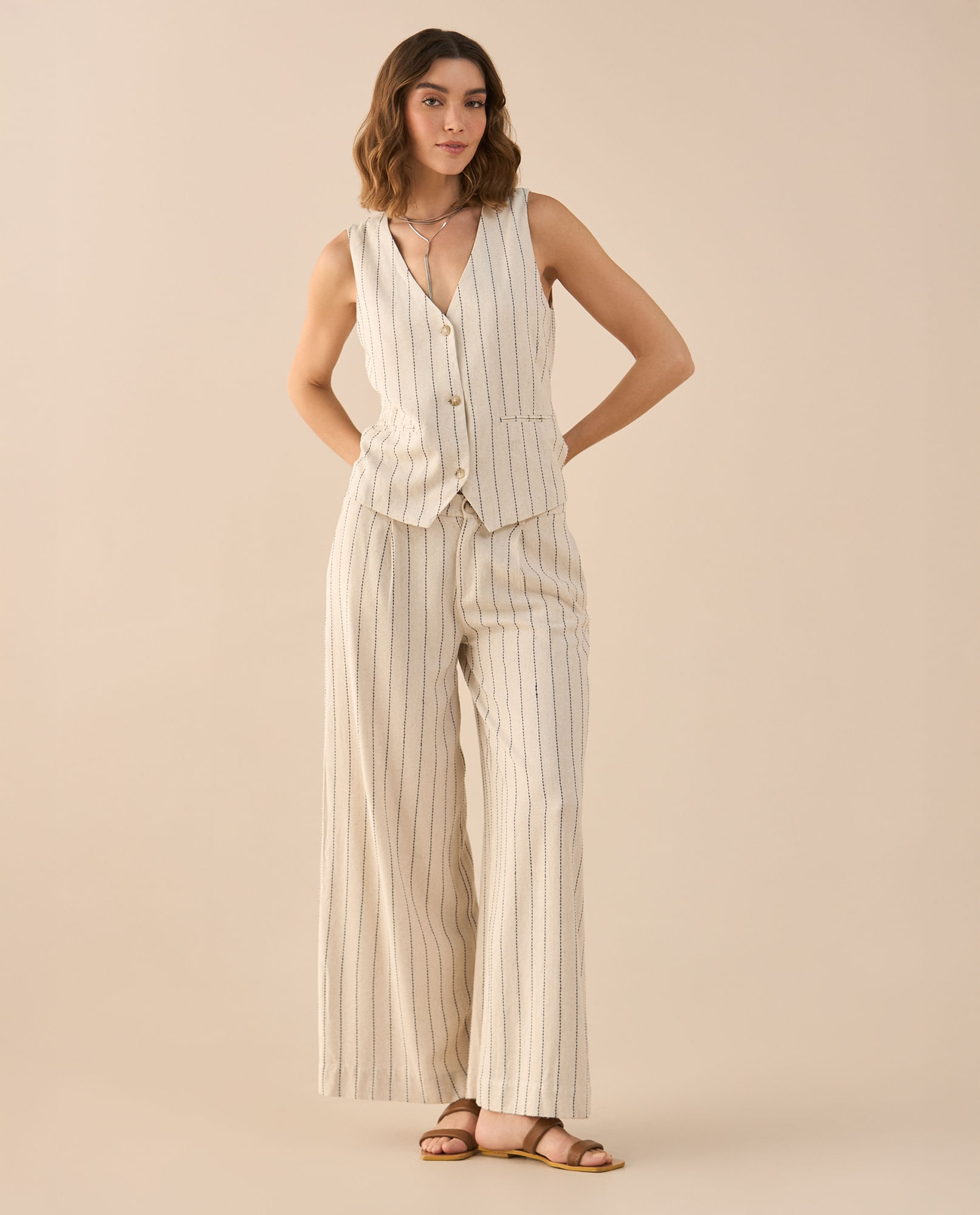 Pantalón con líneas bordadas para mujer