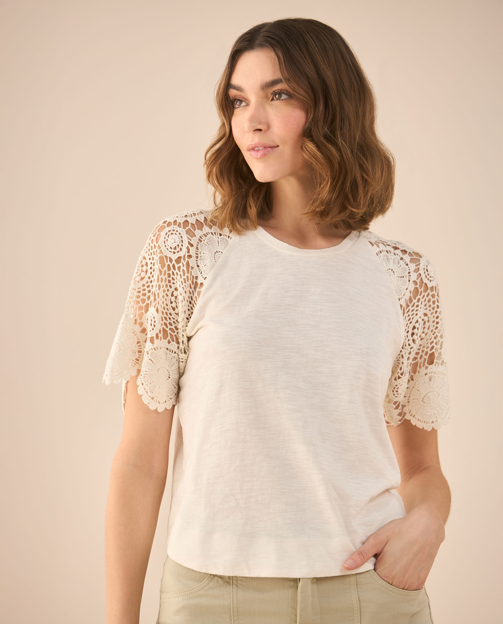 Camiseta con detalles desagujados para mujer