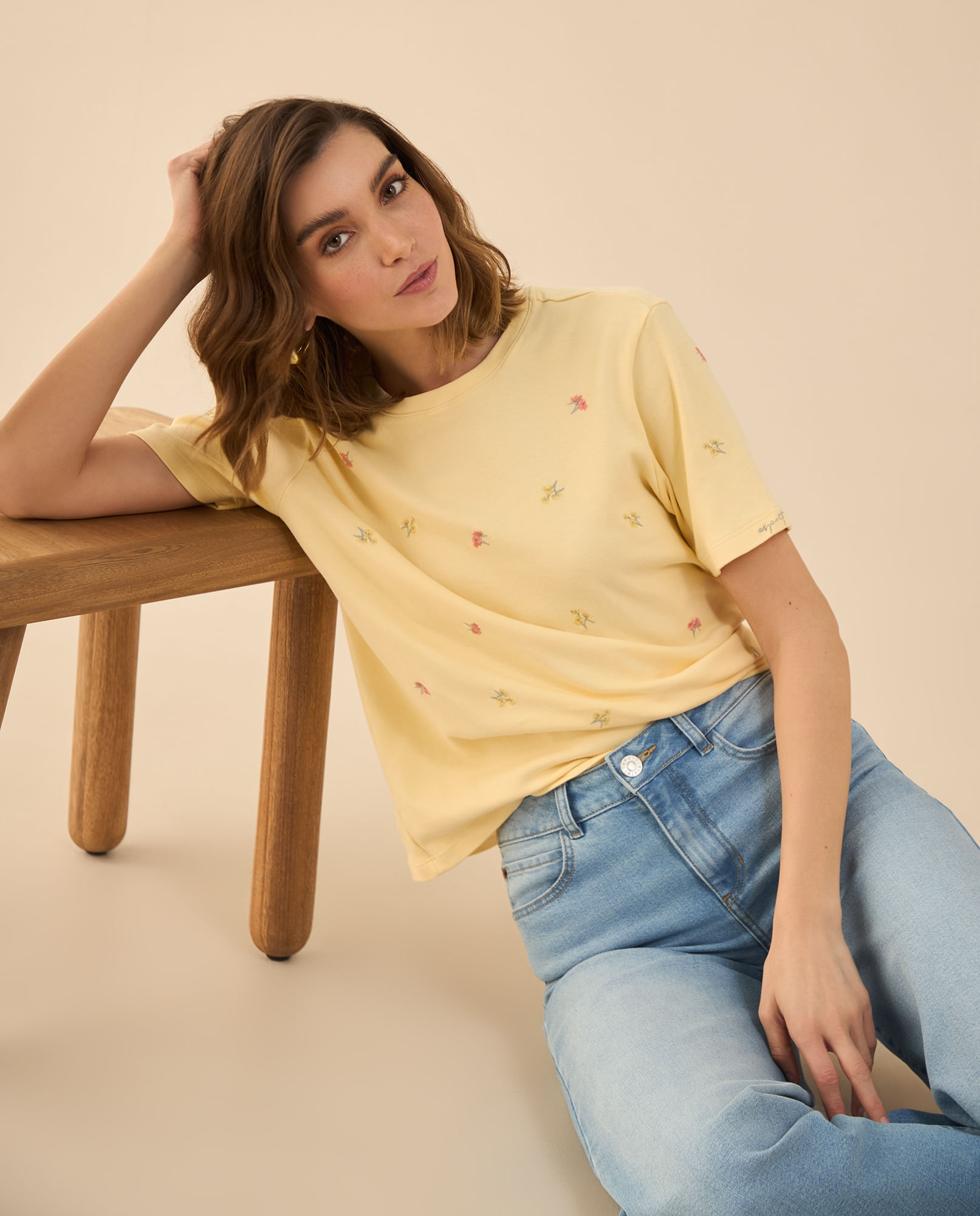 Camiseta con flores bordadas para mujer