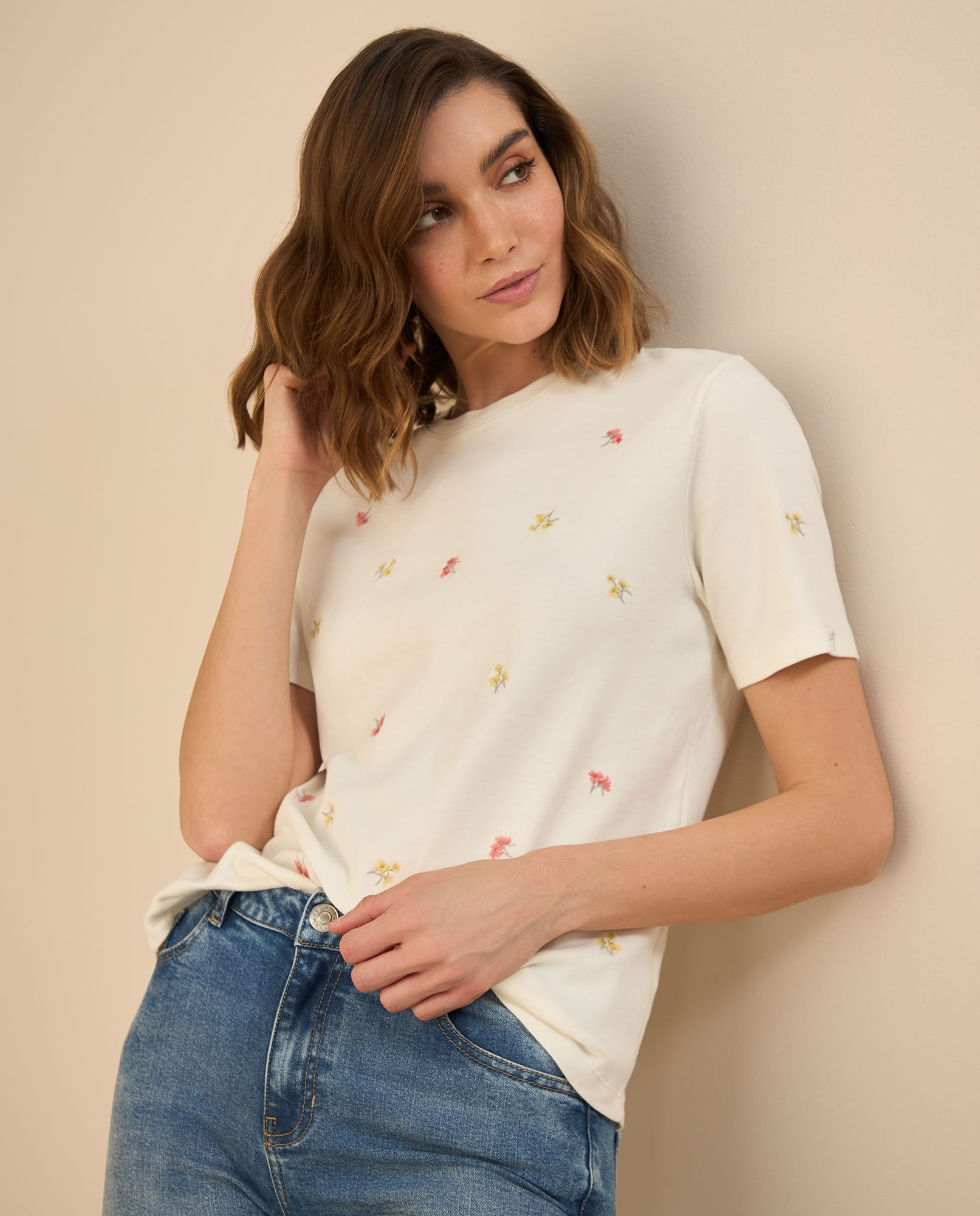 Camiseta con flores bordadas para mujer