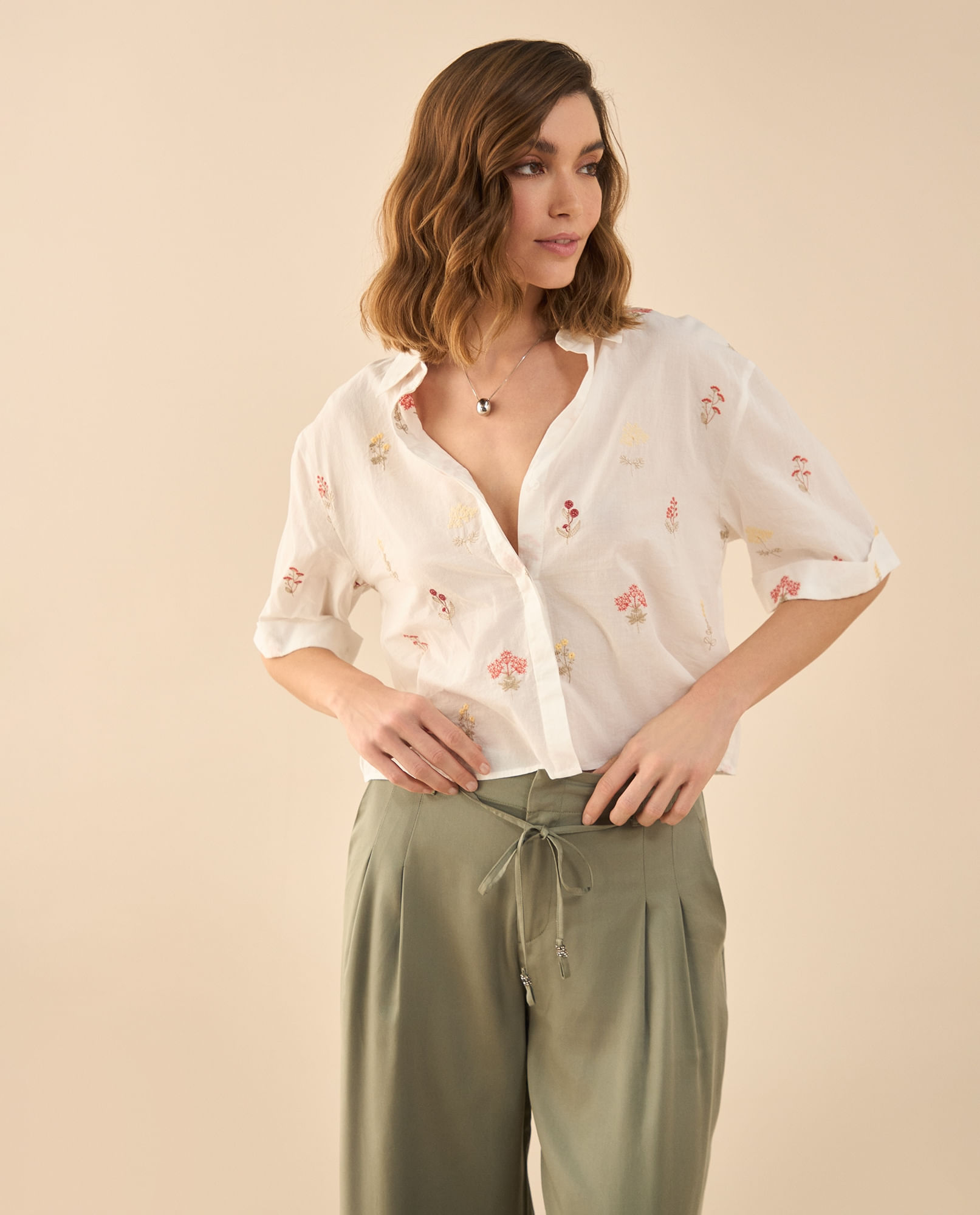 Camisa con flores bordadas para mujer