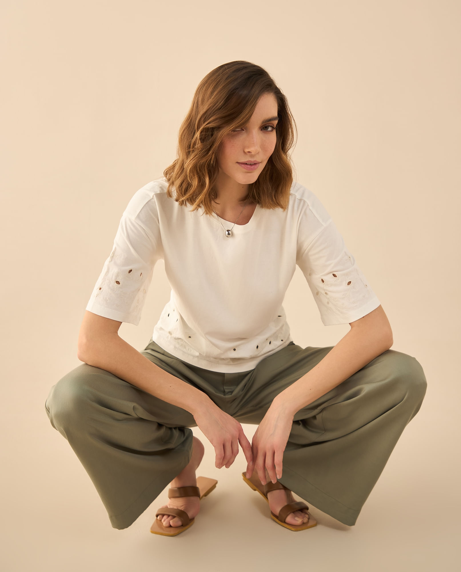 Camiseta con detalles desagujados para mujer