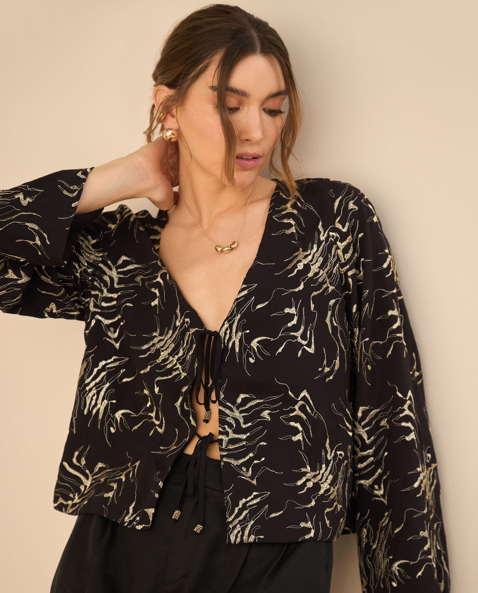 Camisa con escote en V para mujer