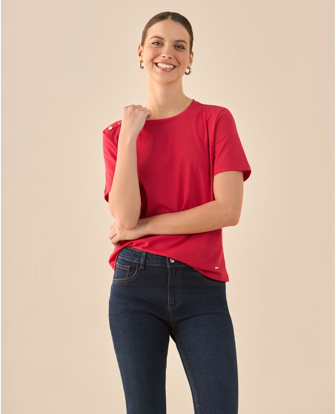 Camiseta con botones decorativos en hombro para mujer