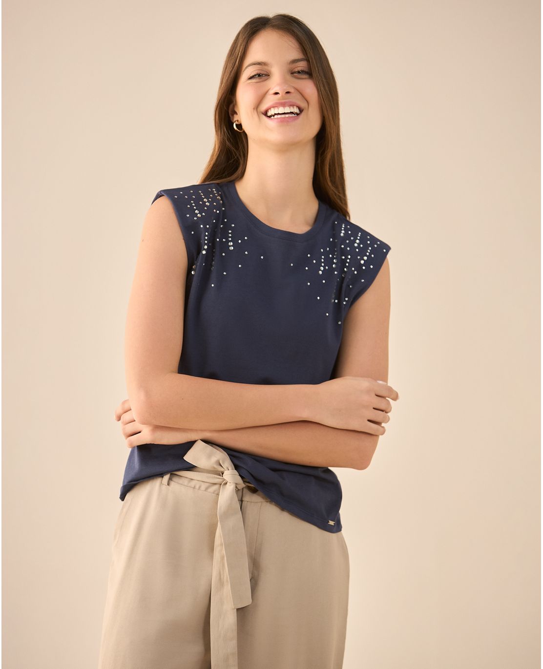 Camiseta con aplique de piedras para mujer