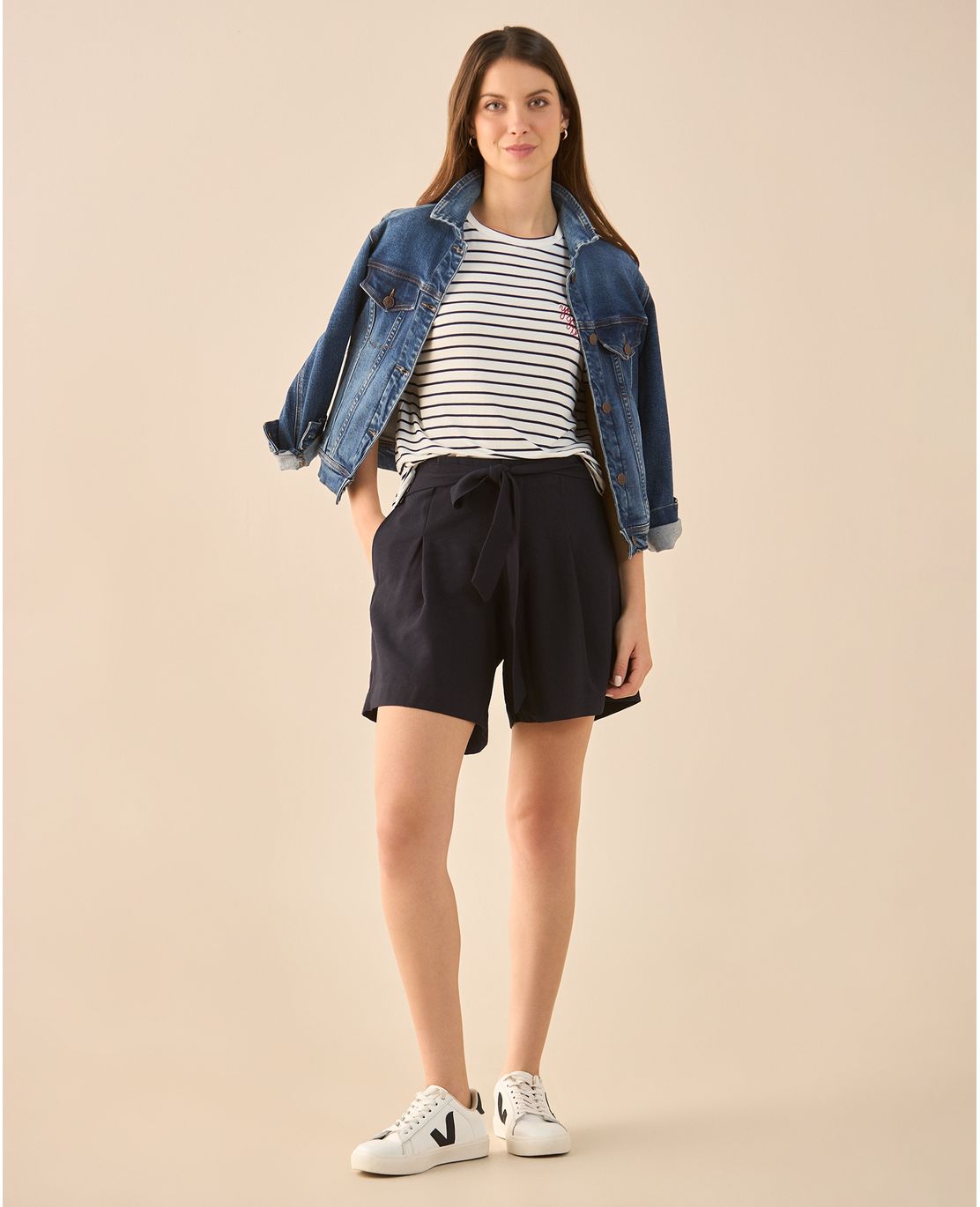 Short con cinturón ajustable para mujer