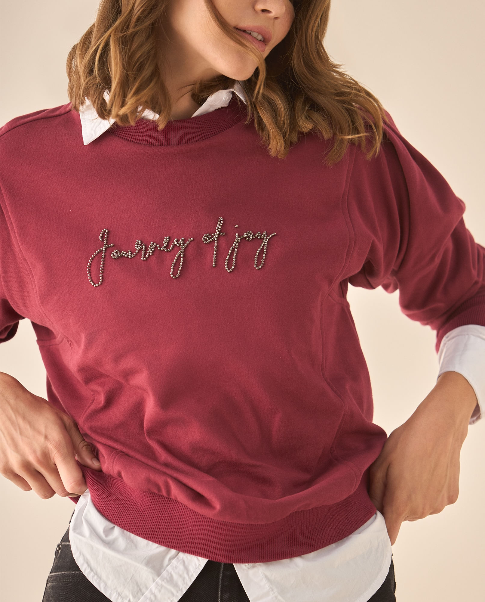 Buzo con detalles bordados para mujer