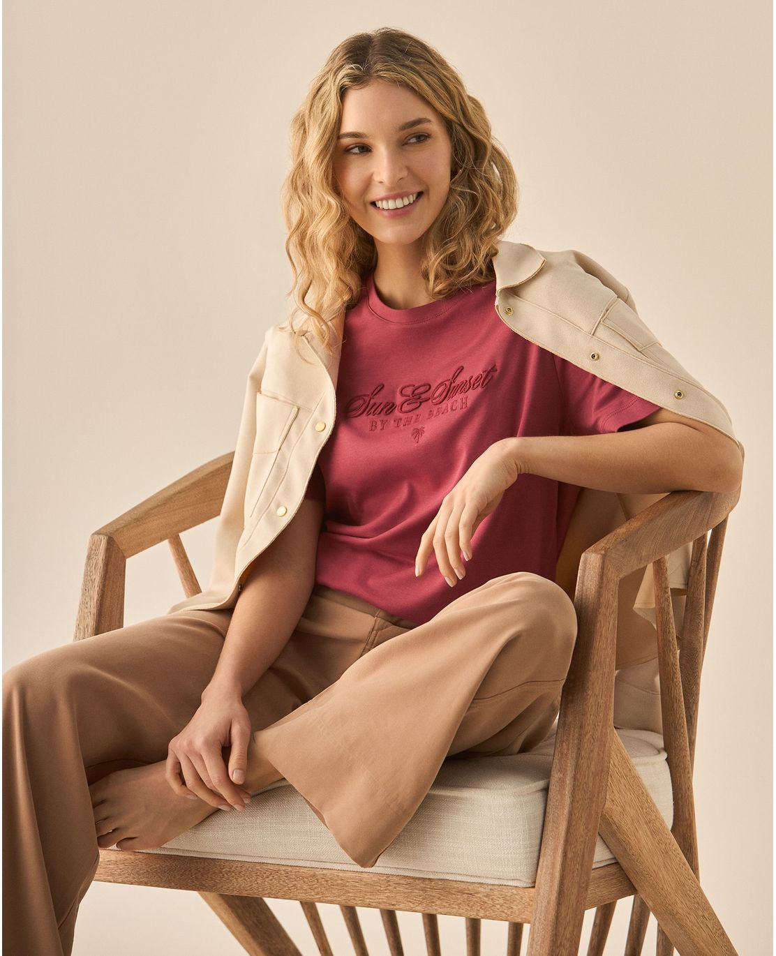 Camiseta con letras bordadas al frente y en las mangas para mujer