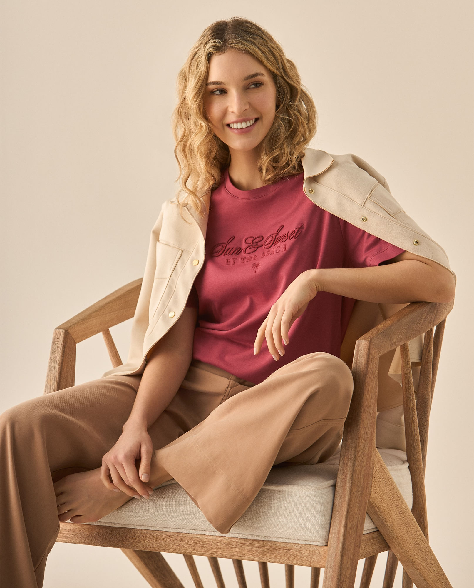 Camiseta con letras bordadas al frente y en las mangas para mujer
