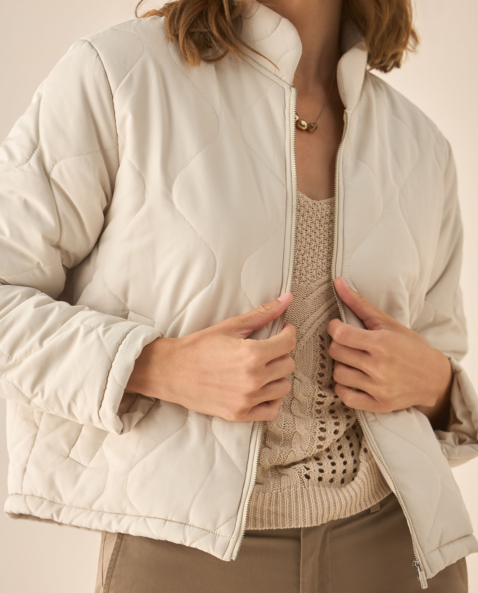 Chaqueta acolchada de cuello alto para mujer