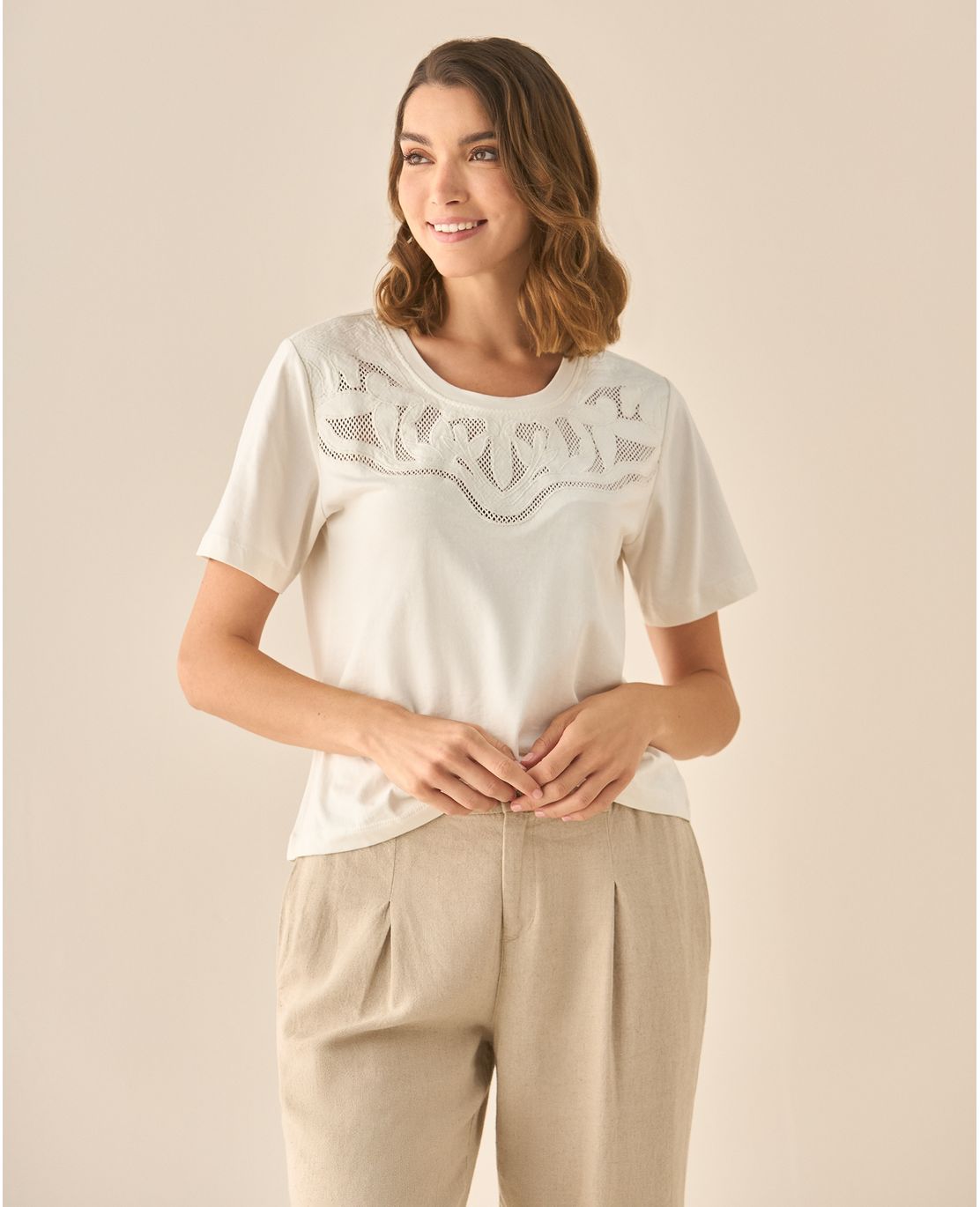 Camiseta con detalles desagujados y bordados en frente para mujer