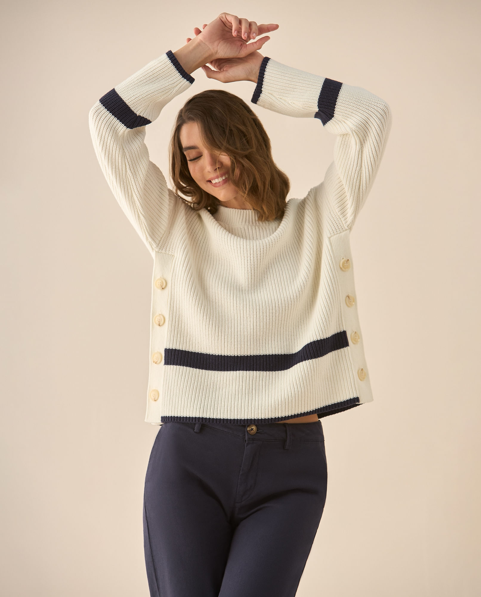 Buzo con rayas y ajuste de botones para mujer