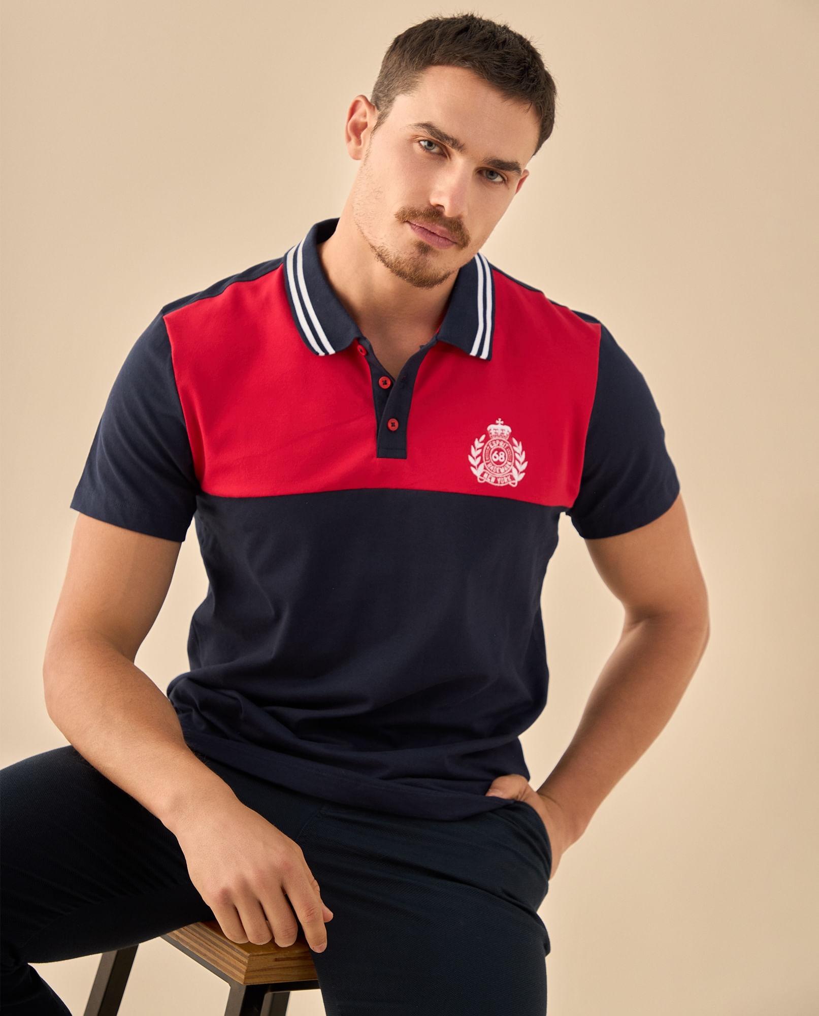 Polo Deportivo con Escudo Bordado