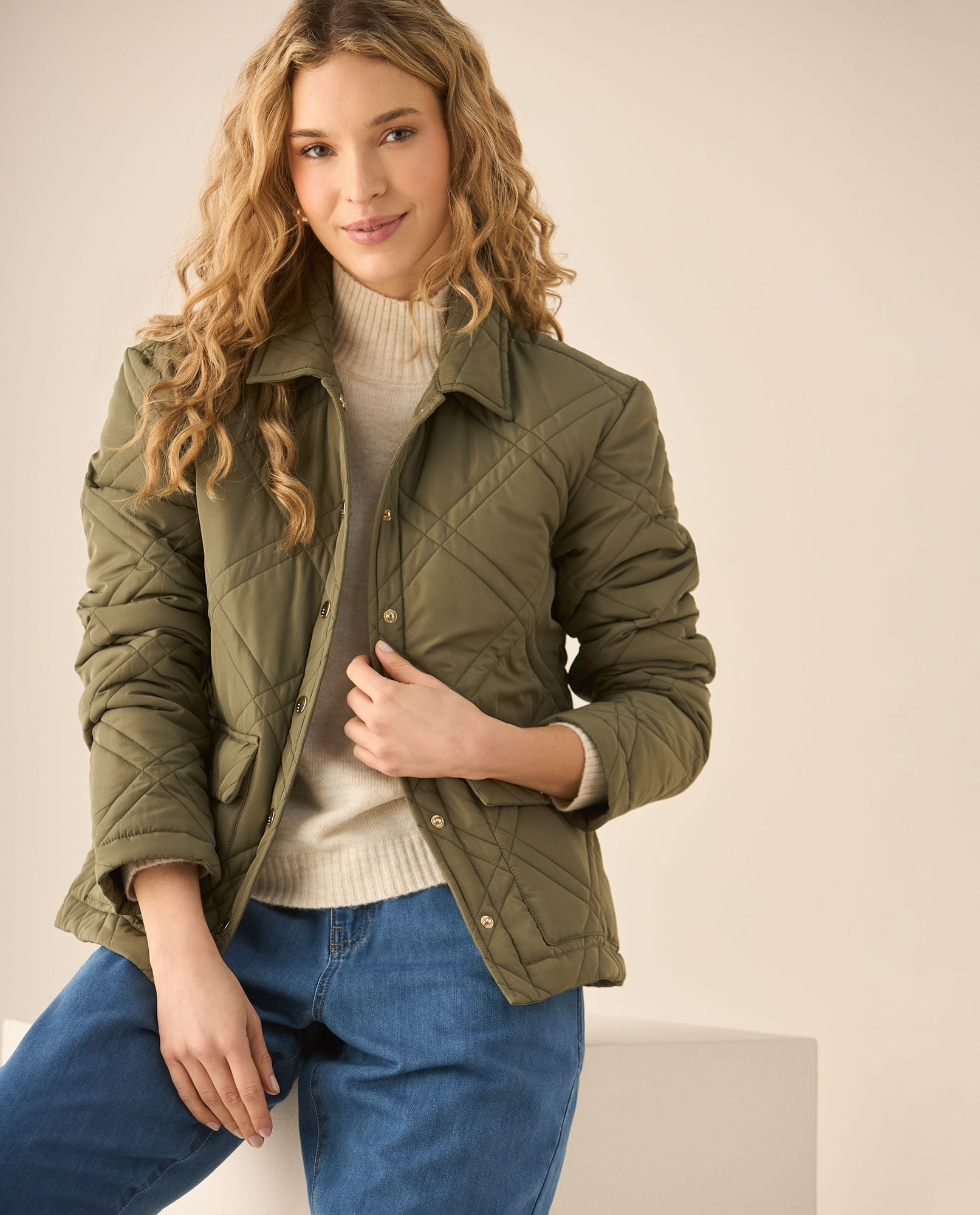 Chaqueta acolchada con broches para mujer
