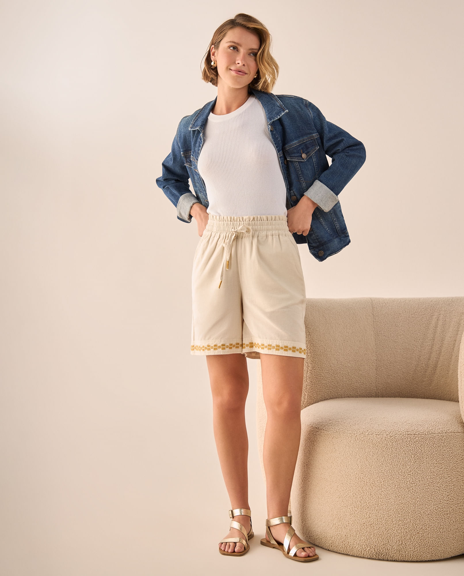 Short Beige con Bordado Dorado
