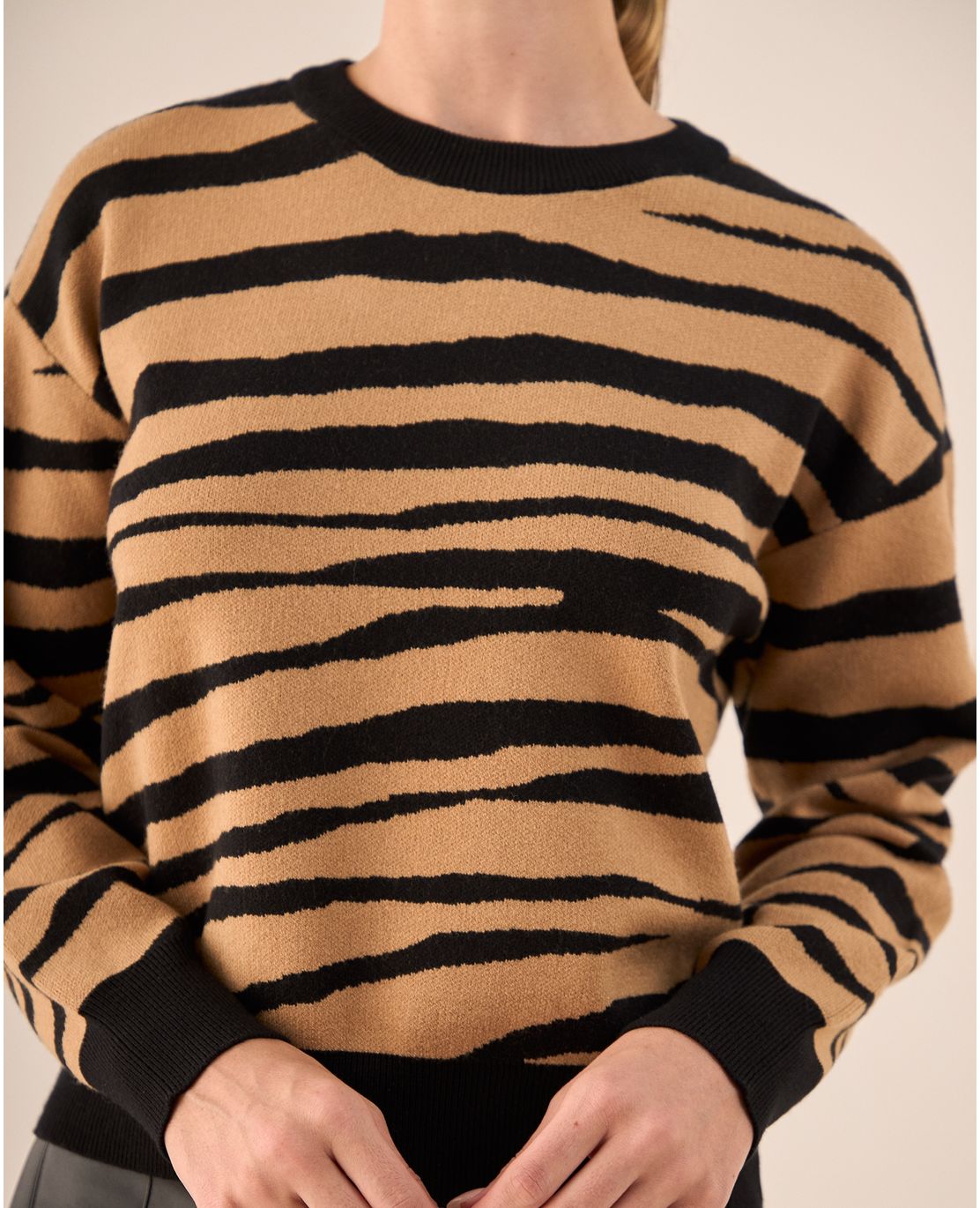 Suéter Tejido Estampado Leopardo Negro