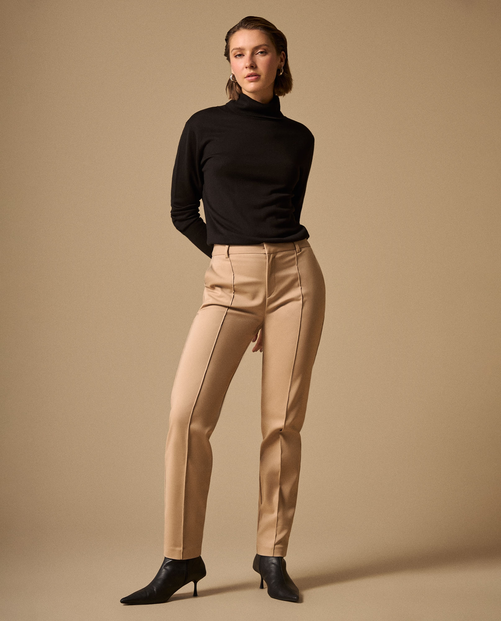 Pantalón Beige con Costuras Contrastantes