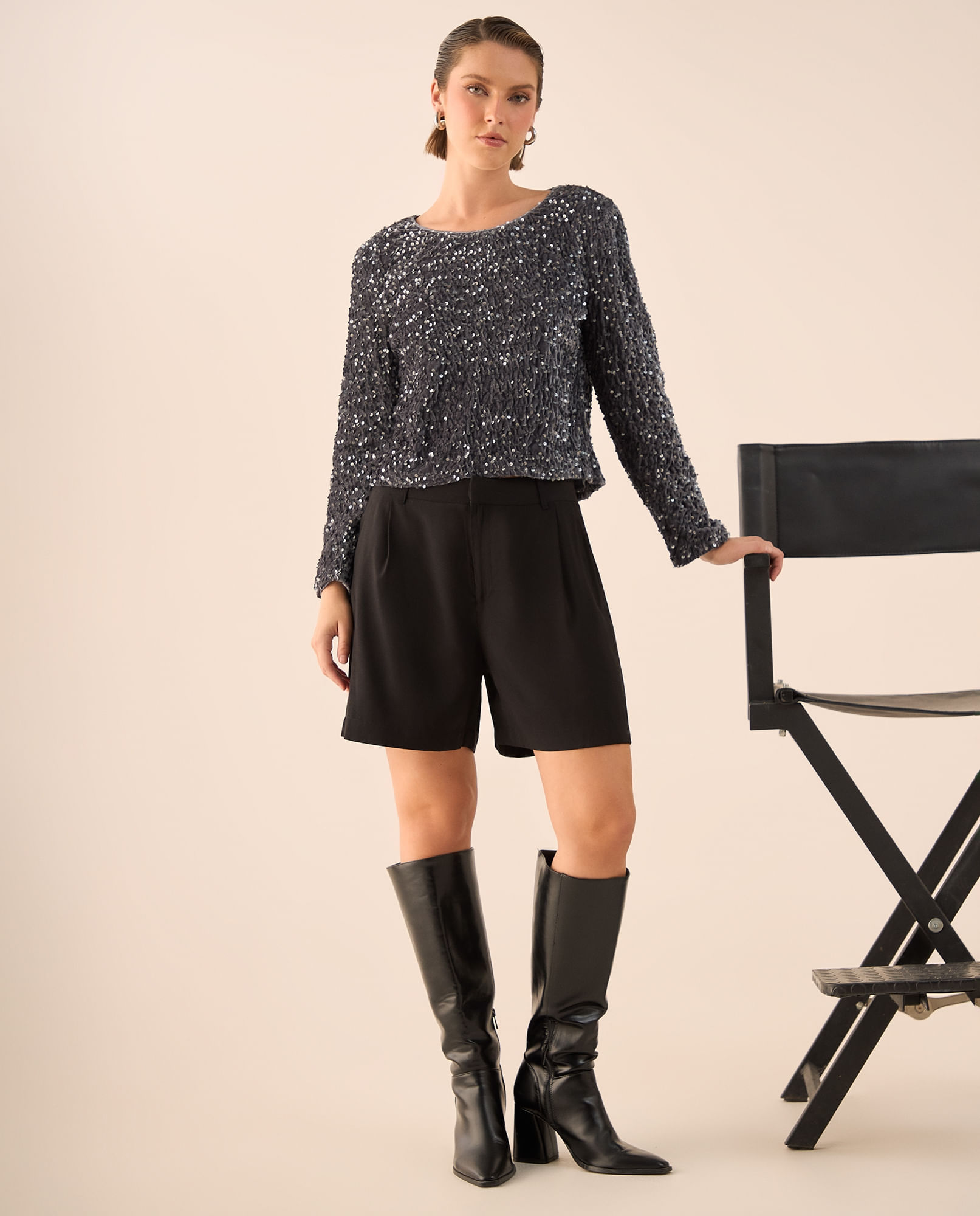 Bermuda Negra Tiro Alto con Pliegues Frontales