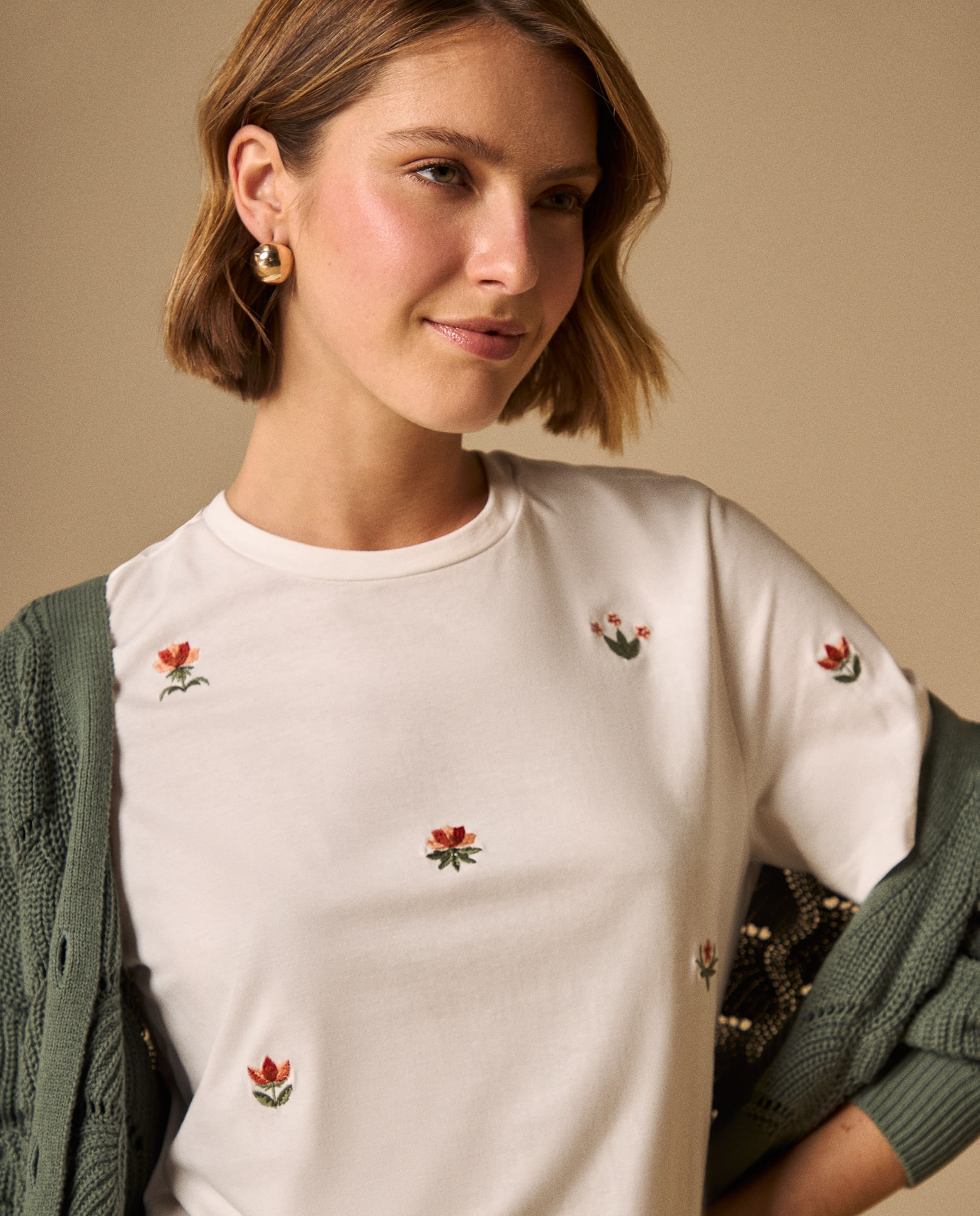 Camiseta Blanca con Bordados Florales