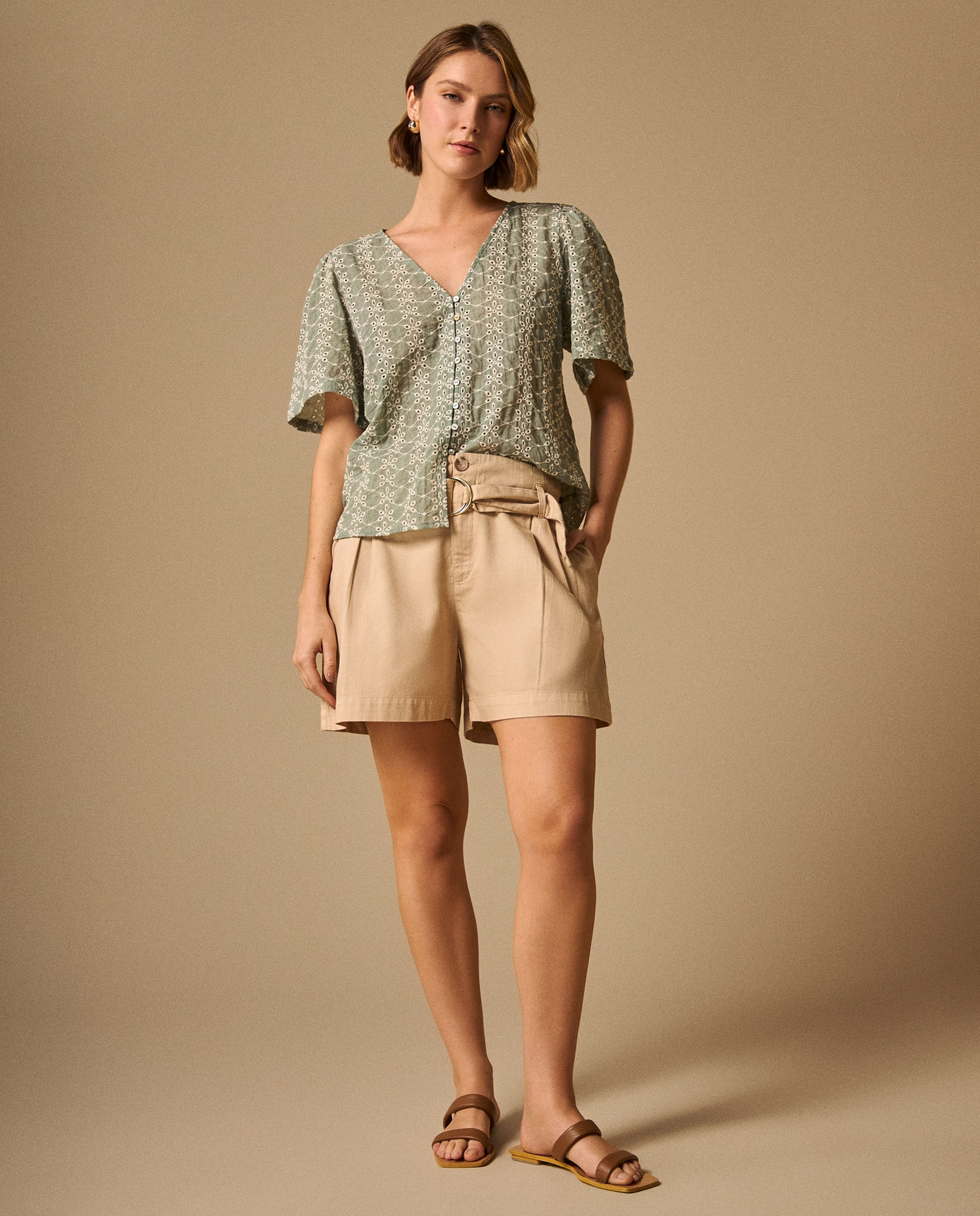 Bermuda Beige con Cinturón Dorado