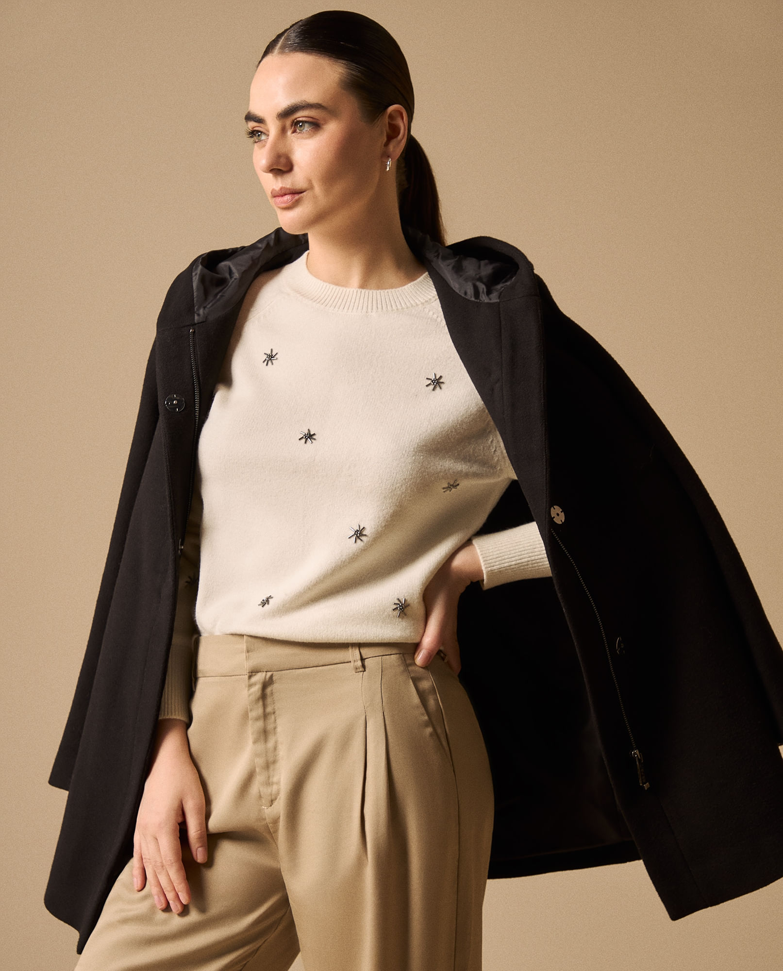 Suéter Crudo con Bordados de Estrellas Metálicas