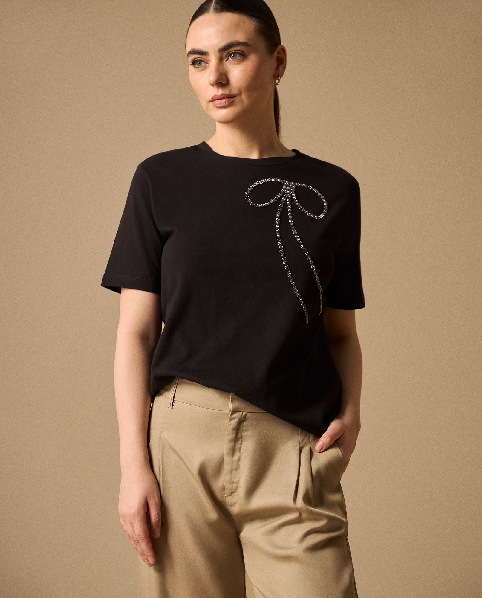 Camiseta Negra con Aplicación de Strass