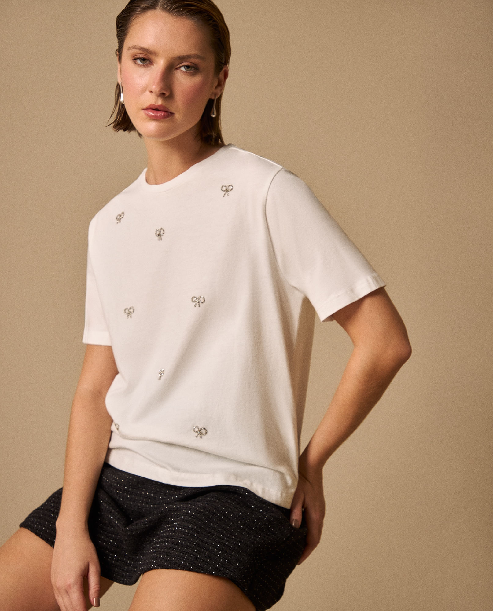 Camiseta Blanca con Bordados de Lazos