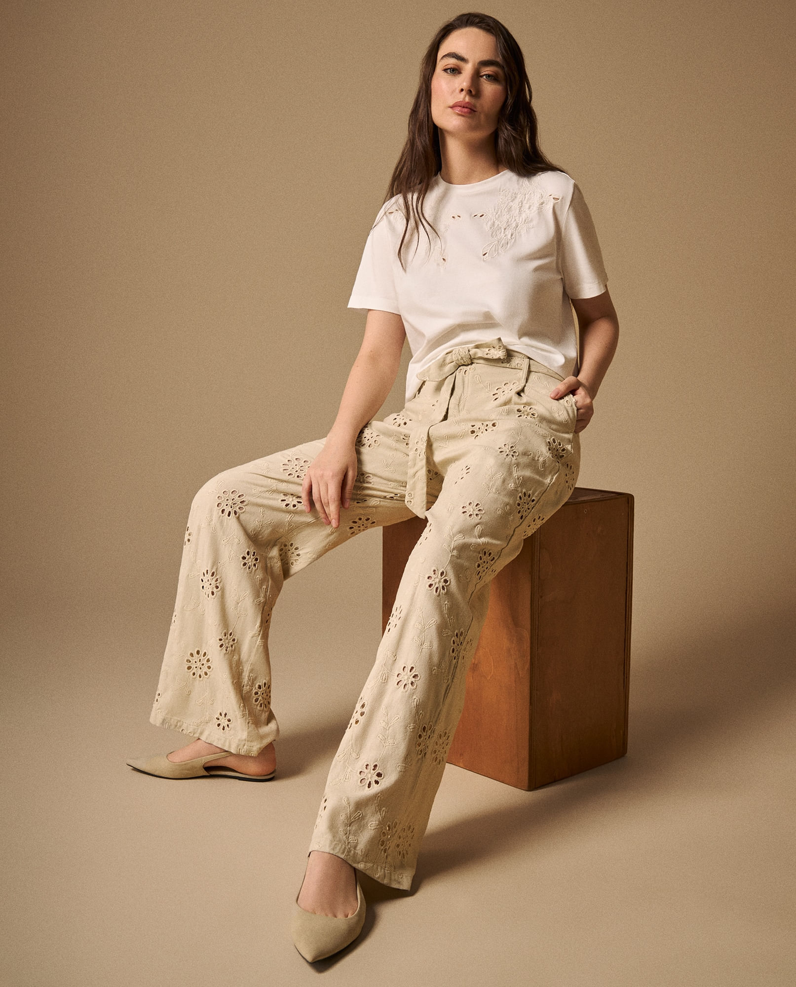 Pantalón Wide Leg con Bordados Eyelet