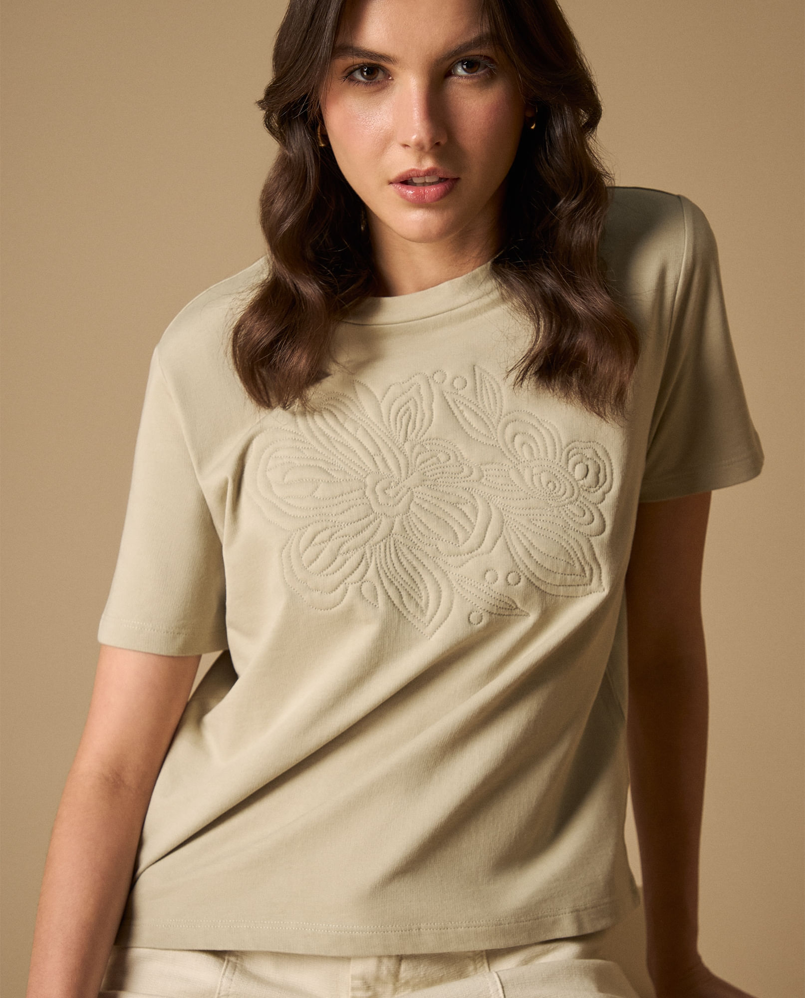 Camiseta manga corta con bordado floral en relieve para mujer