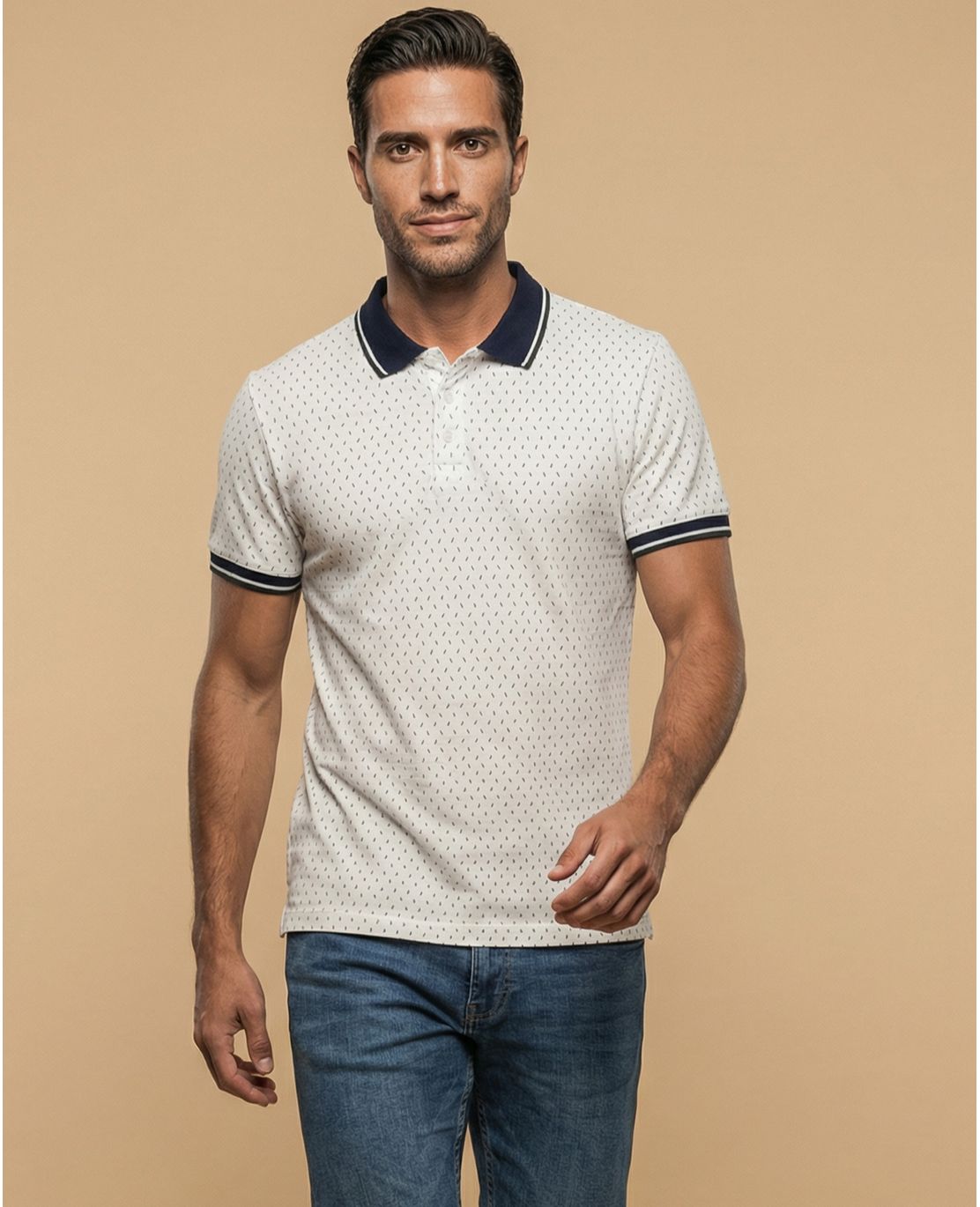 Polo manga corta con detalles náuticos contrastantes