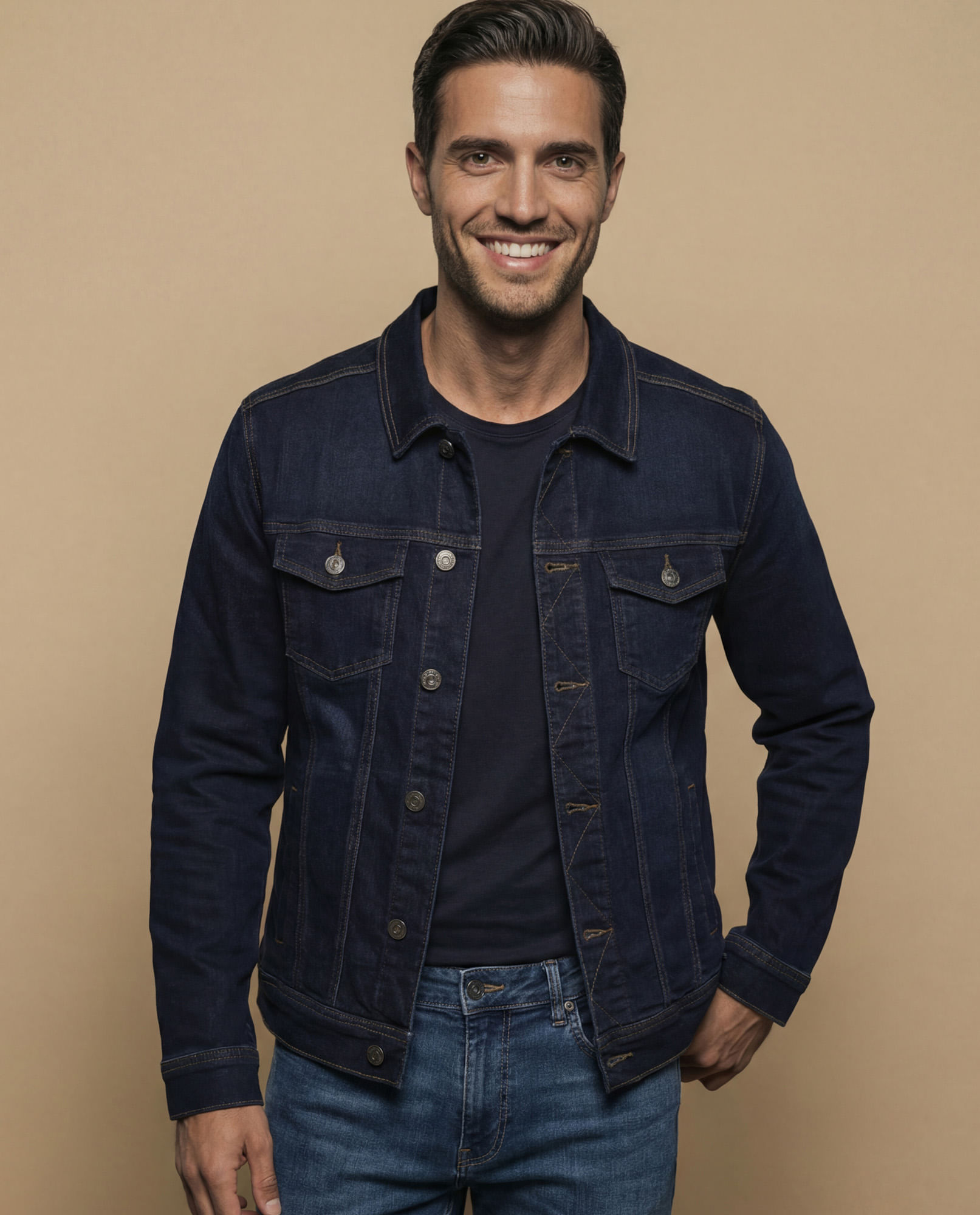 Chaqueta vaquera tipo trucker con bolsillos de parche para hombre