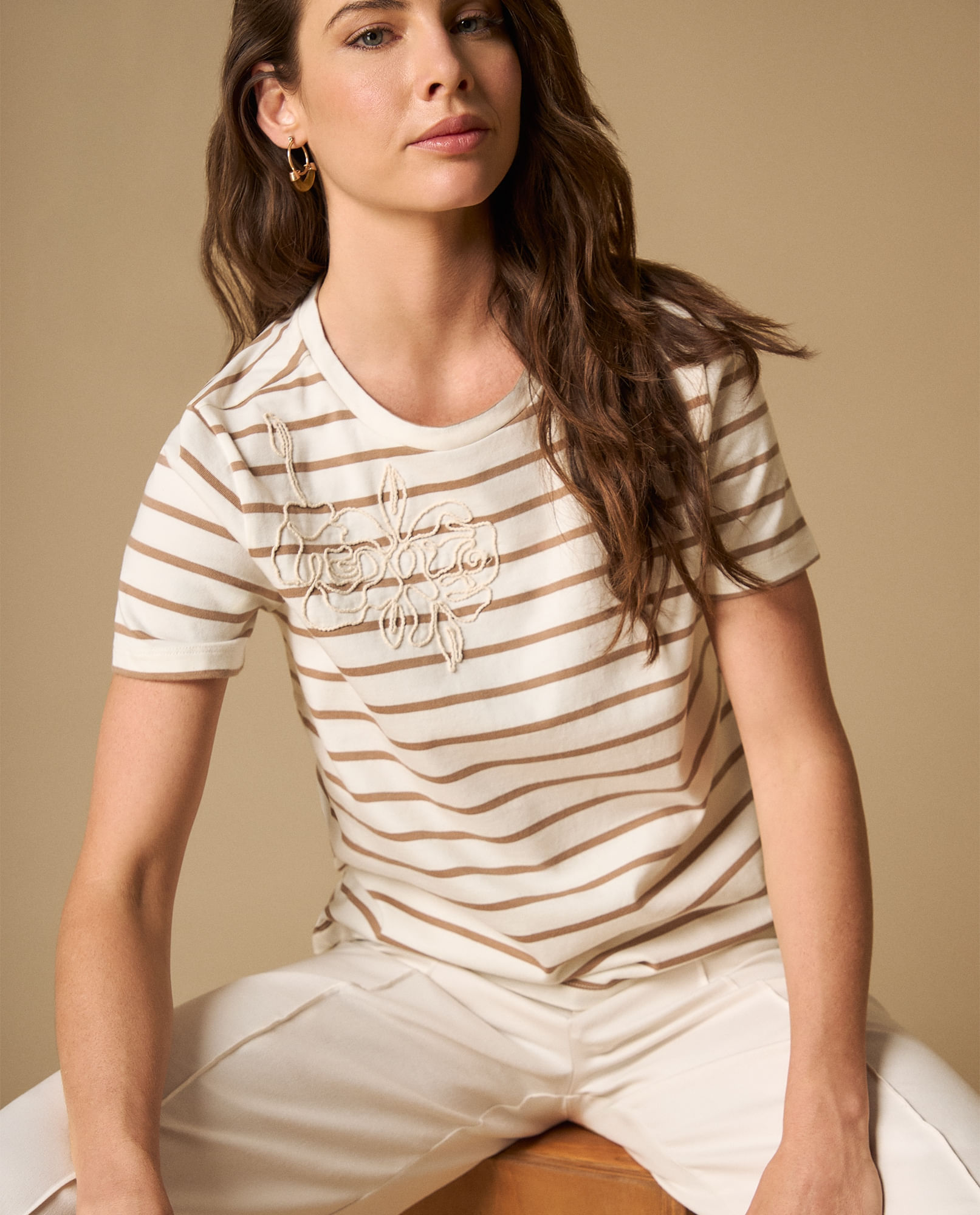 Camiseta manga corta con rayas y bordado frontal para mujer