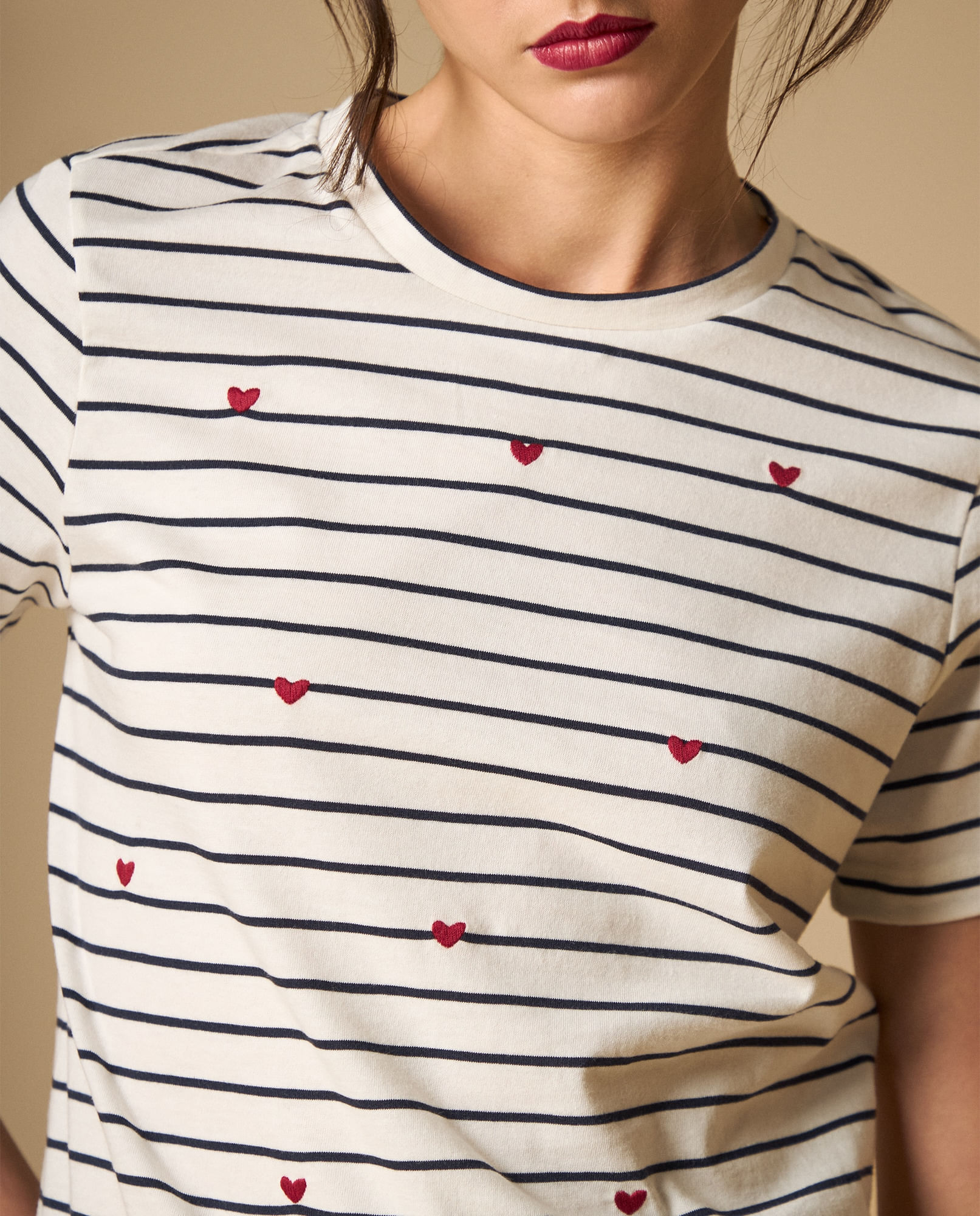 Camiseta rayas con estampado de corazones para mujer