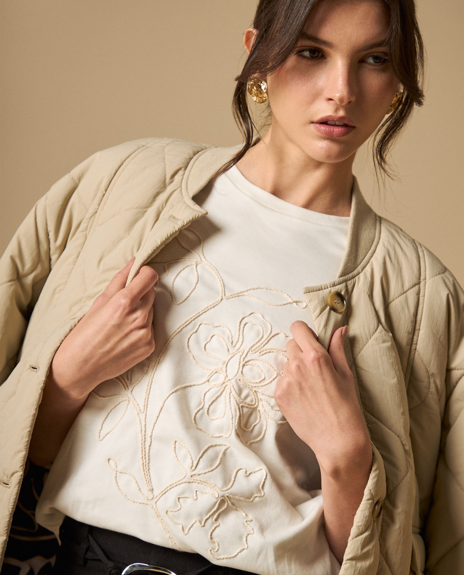 Camiseta manga corta con bordados florales para mujer