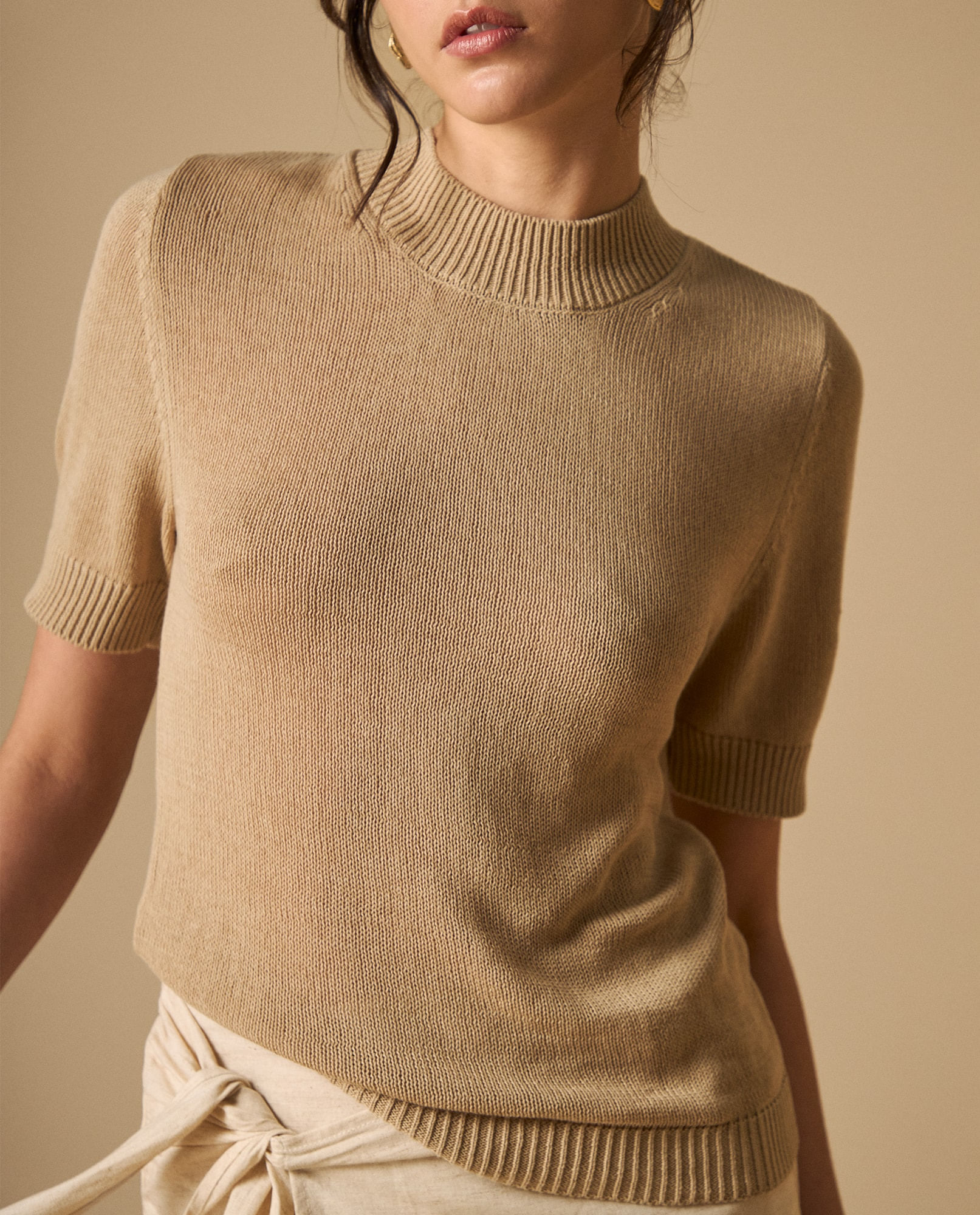 Camiseta tejida manga corta con cuello alto para mujer