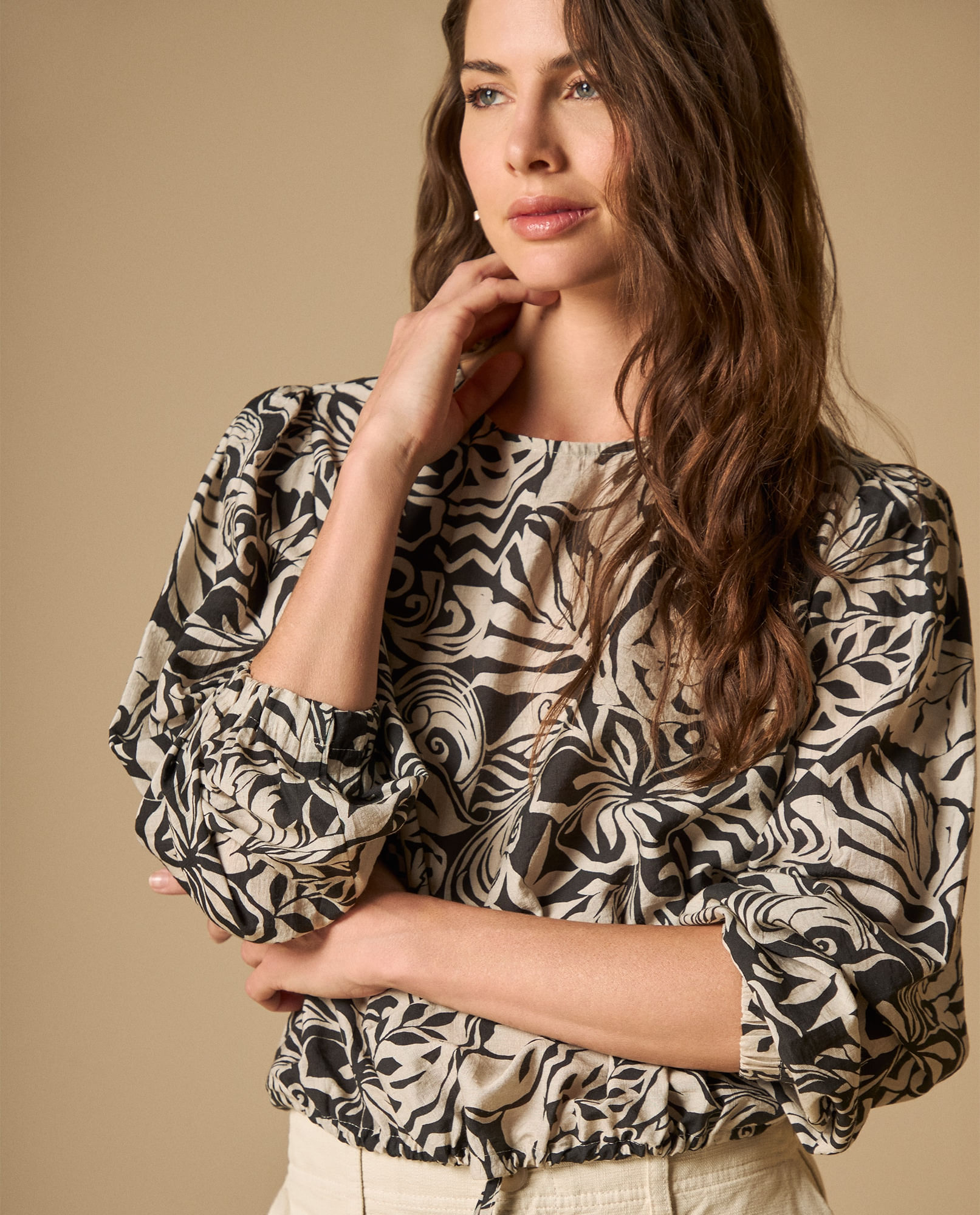 Camisa crop manga tres cuartos con estampado tropical para mujer