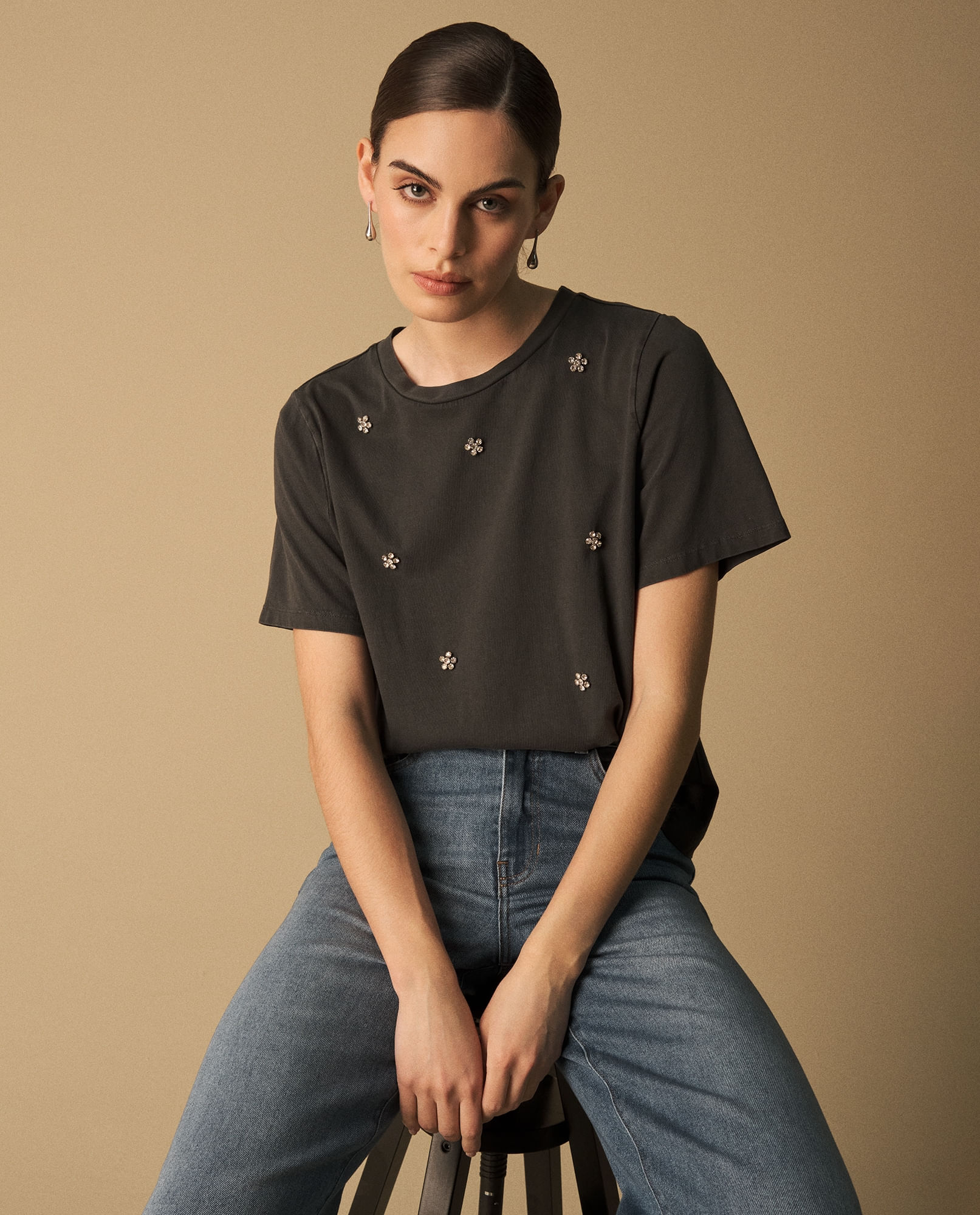 Camiseta Negra con Bordados Florales Dorados