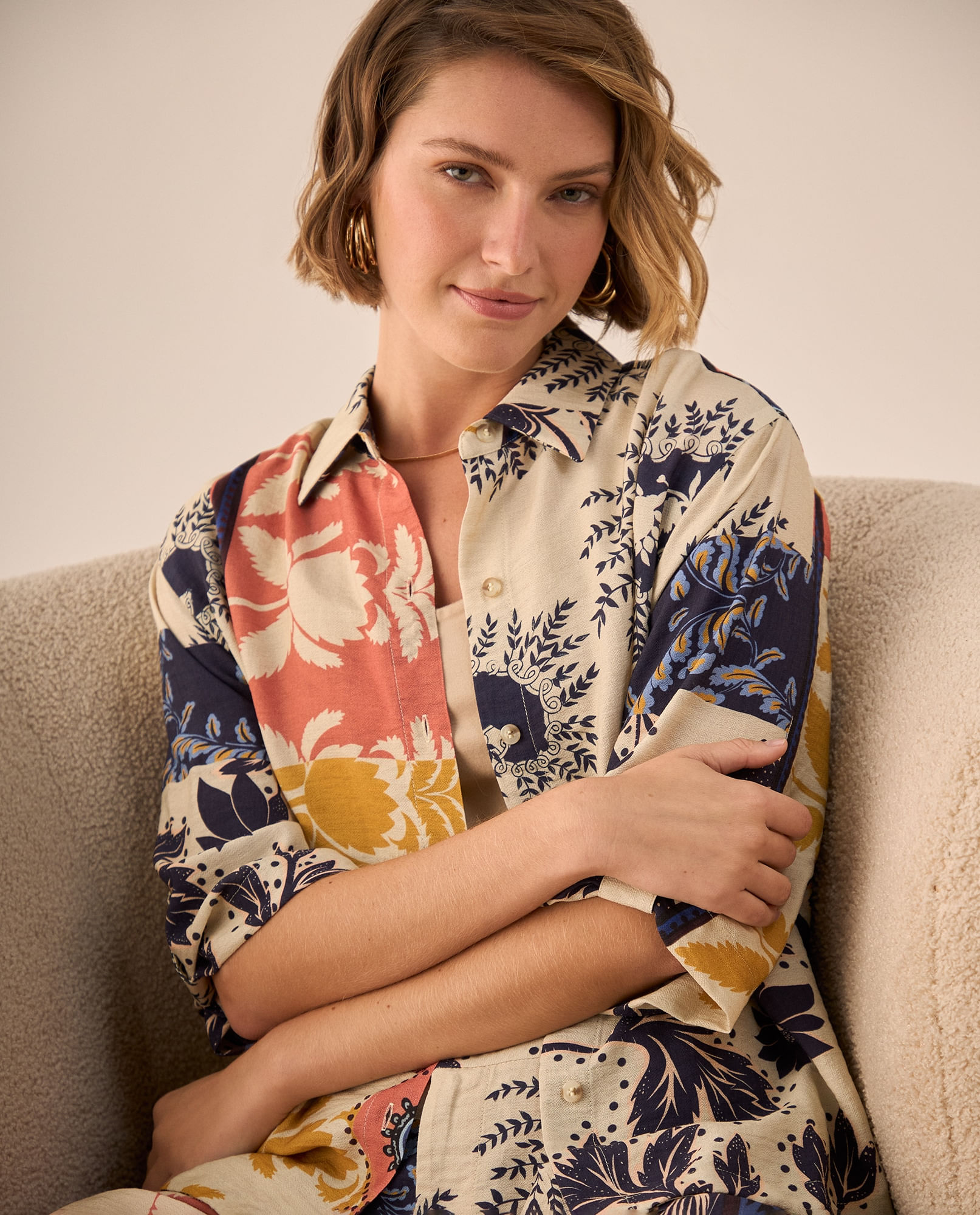 Camisa Patchwork Multicolor con Diseño Artístico