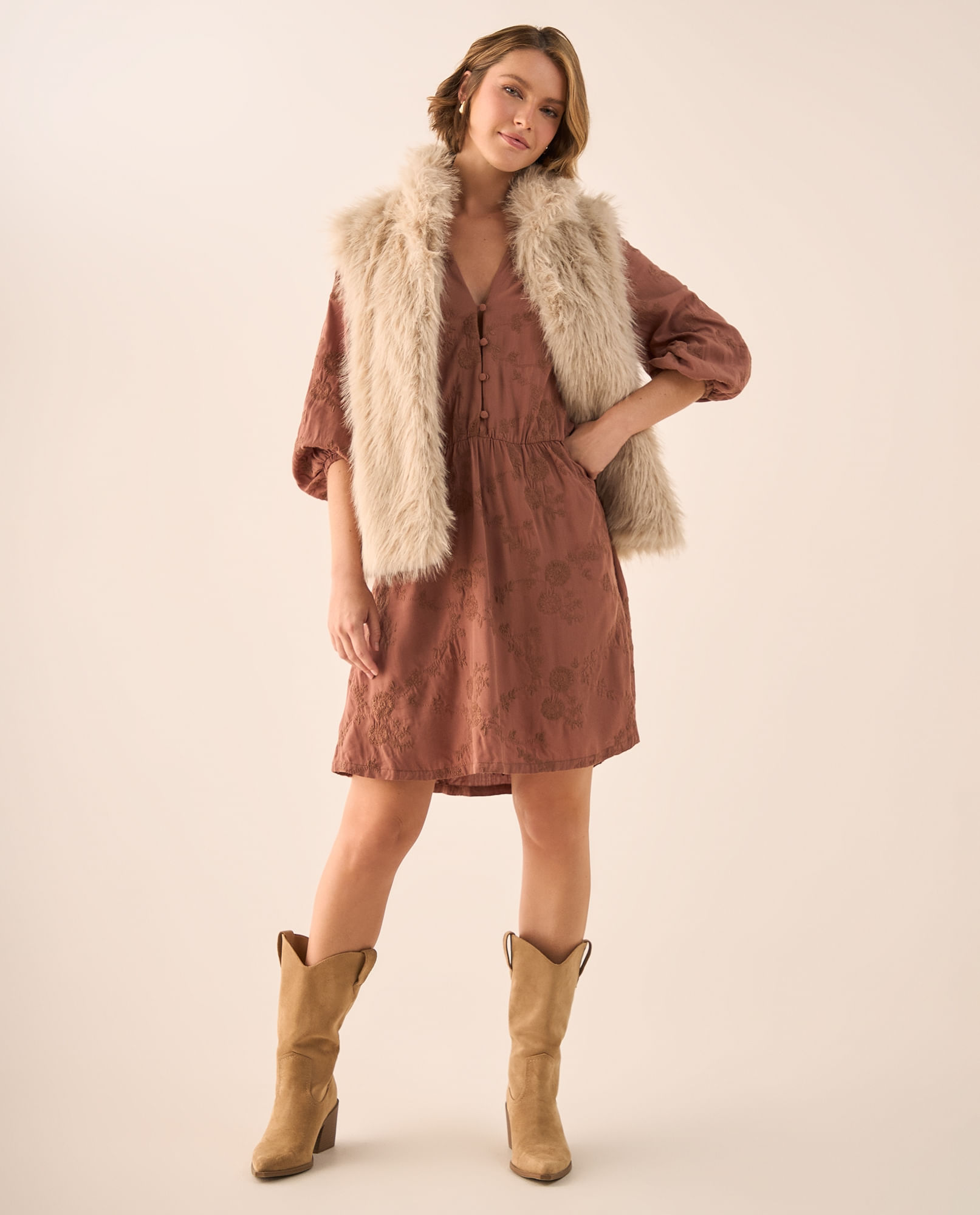 Vestido Marrón con Bordados Florales