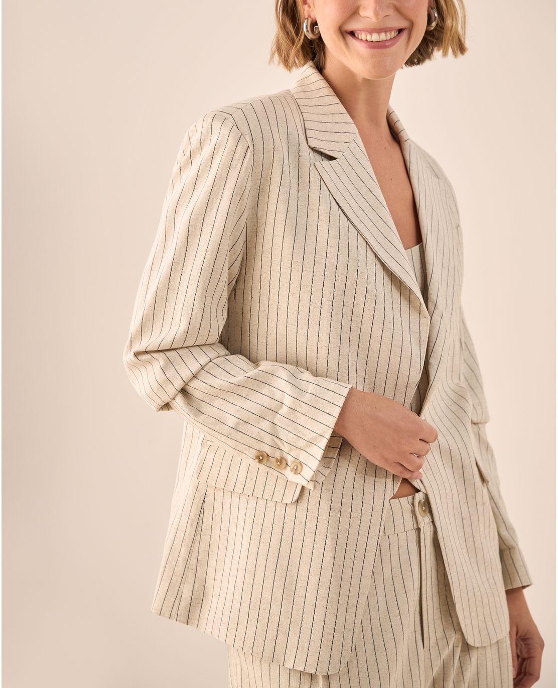 Blazer Beige con Rayas y Corte Oversized