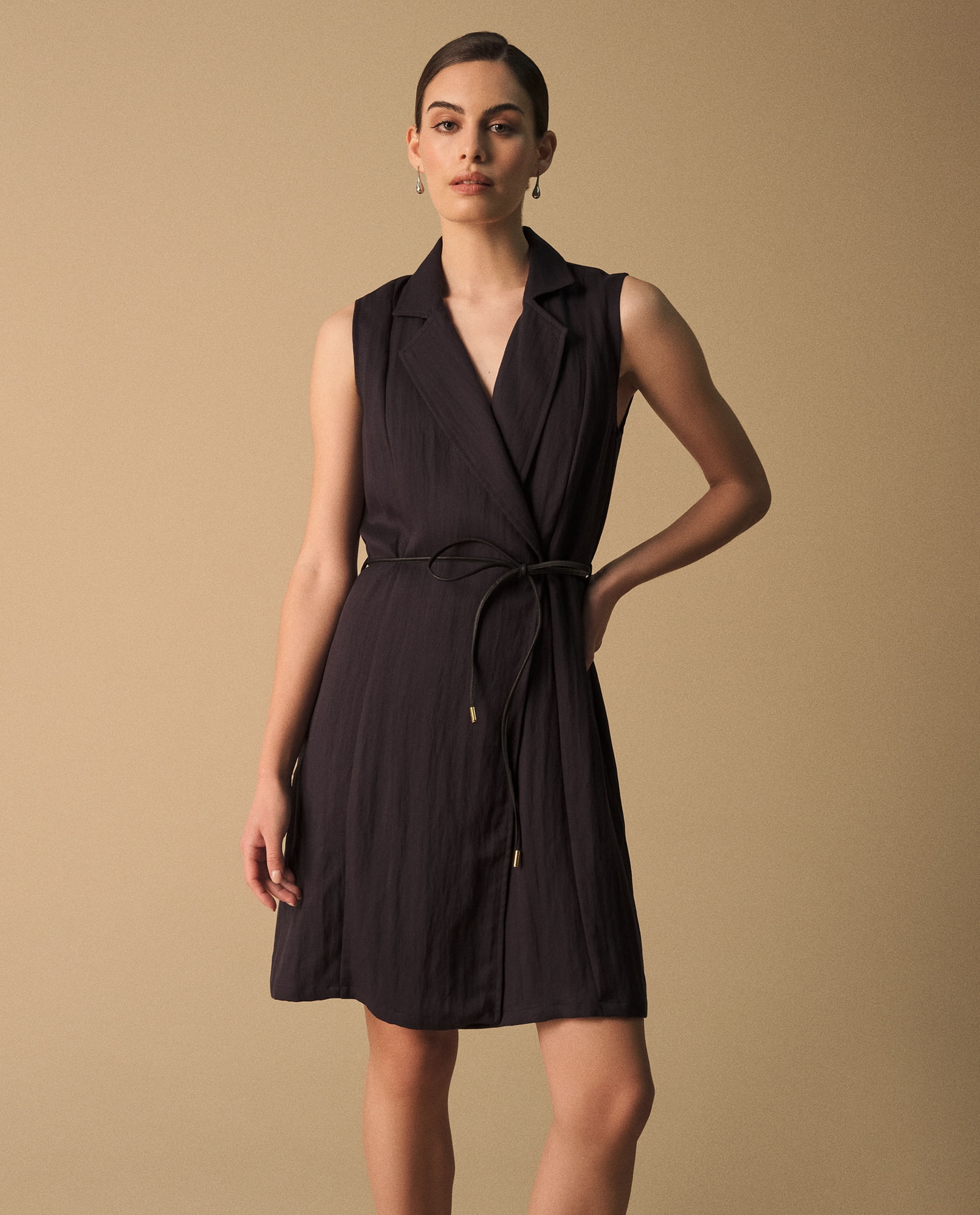 Vestido Wrap Azul Marino con Cinturón Dorado