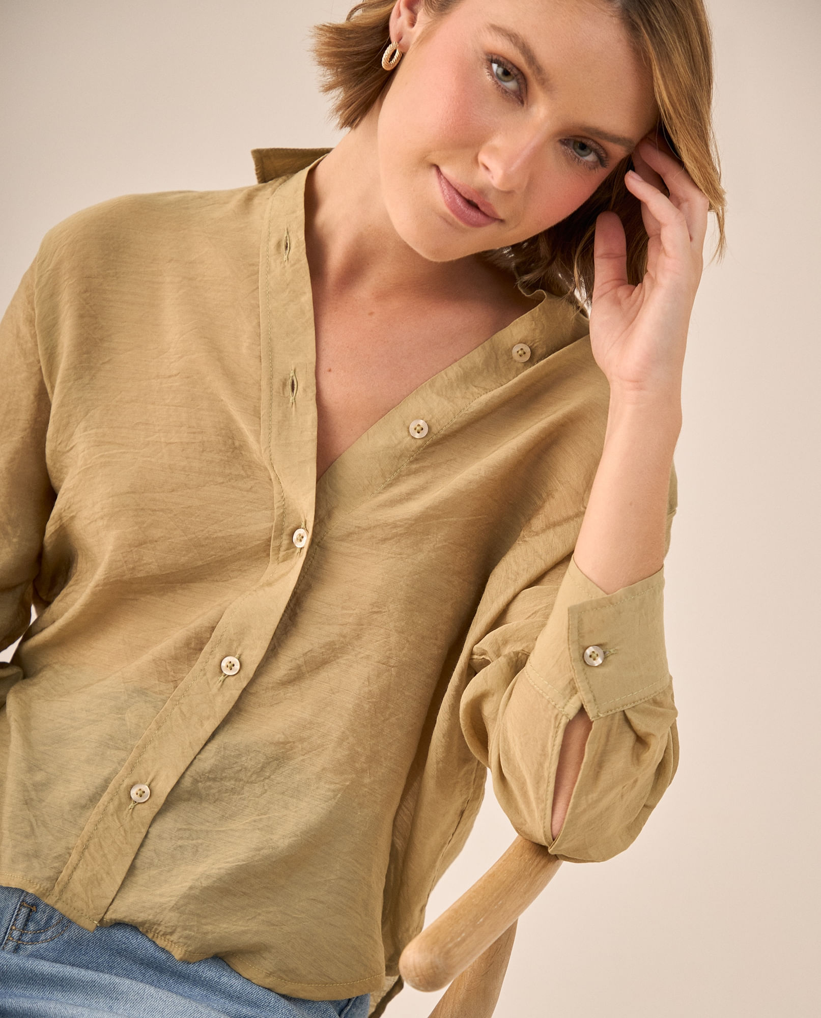 Camisa Beige Oversized con Cuello Camisero