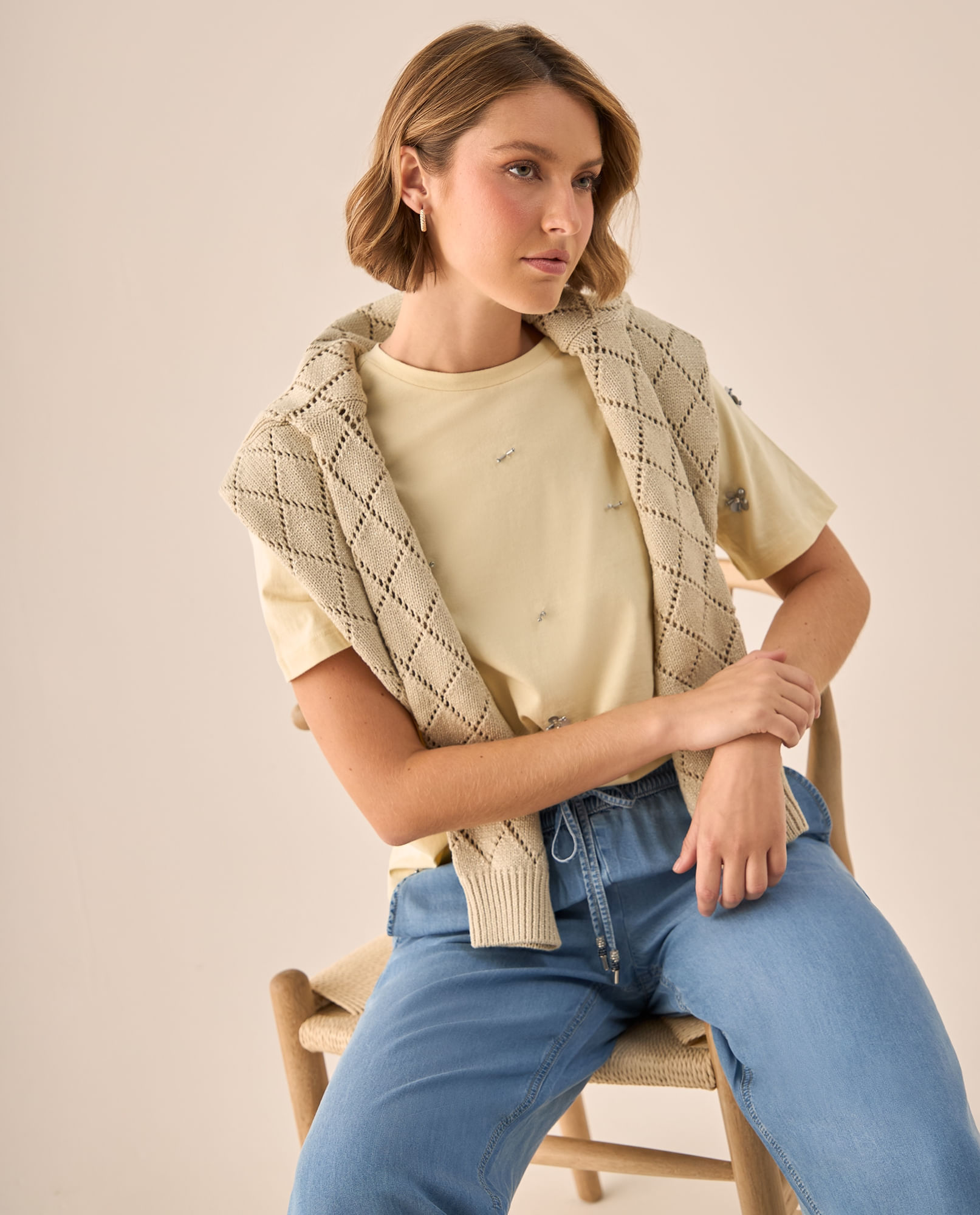 Camiseta con Flores Bordadas y Perlas