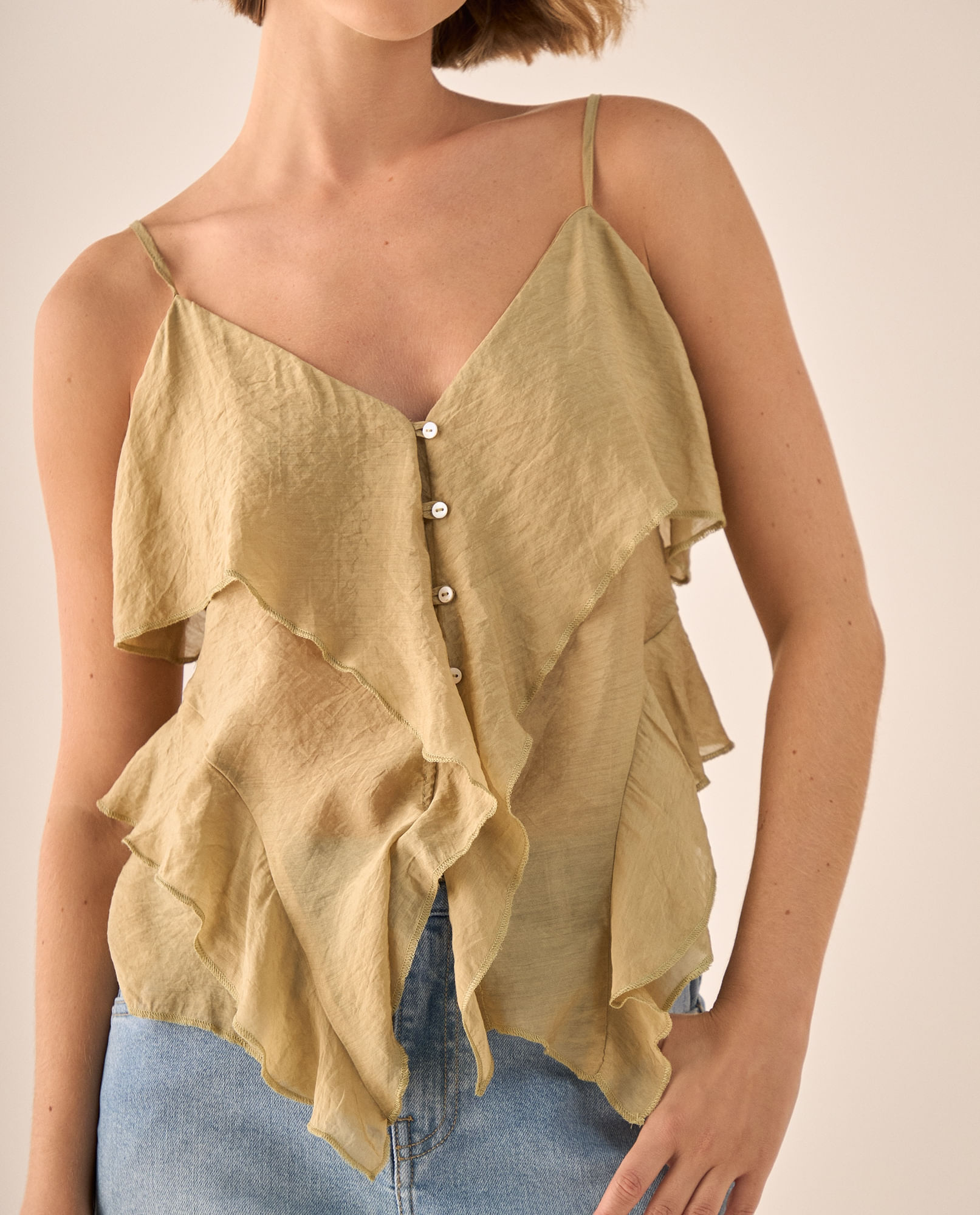 Blusa Beige con Volantes y Botones Nacarados